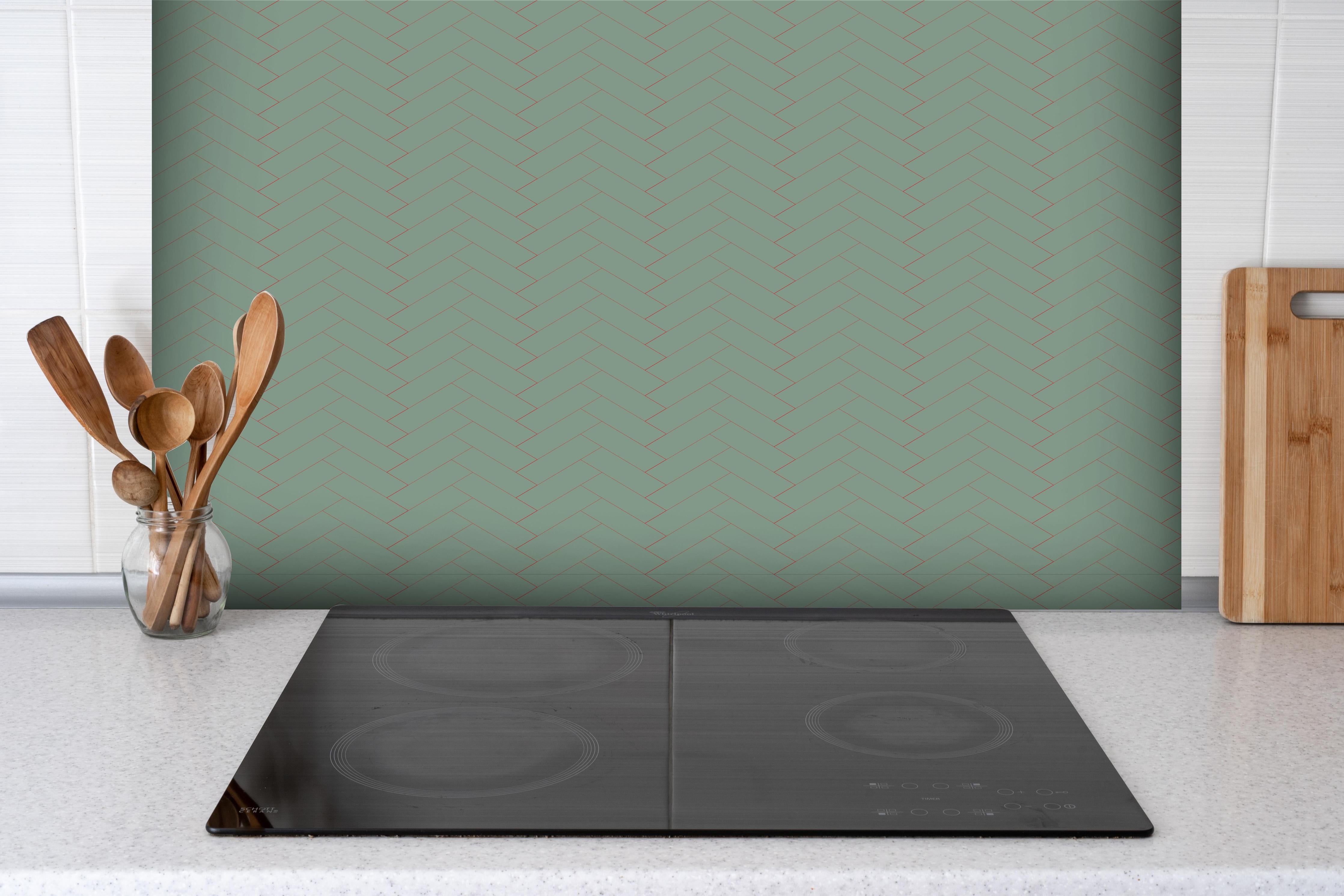 Spritzschutz - Moderne Hell-Türkis Geometrische Tapete hinter einem Cerankochfeld zwischen Holz-Kochutensilien