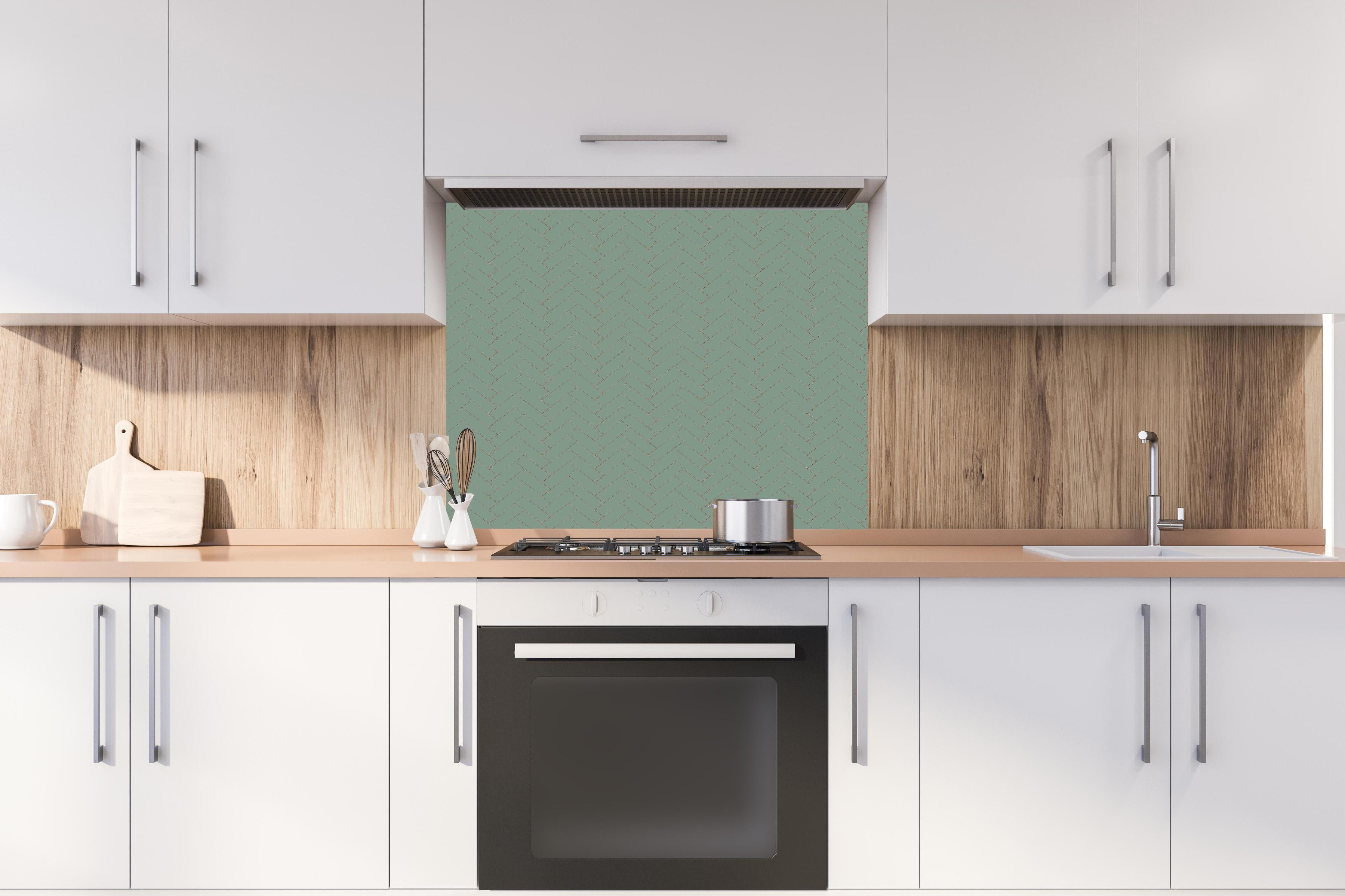 Spritzschutz - Moderne Hell-Türkis Geometrische Tapete hinter einem Cerankochfeld zwischen Holz-Kochutensilien