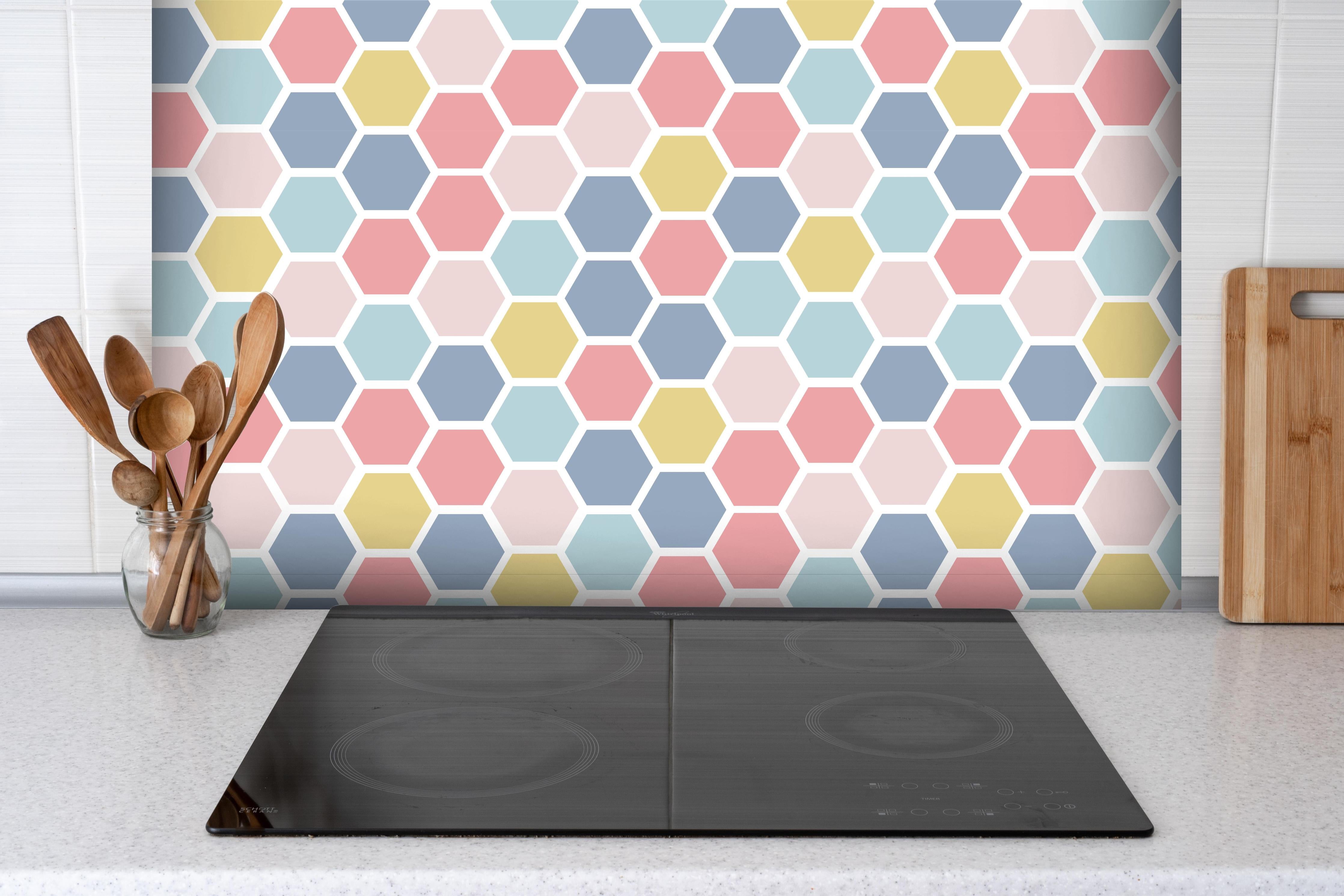 Spritzschutz - Moderne Hexagon Muster Wanddekoration hinter einem Cerankochfeld zwischen Holz-Kochutensilien
