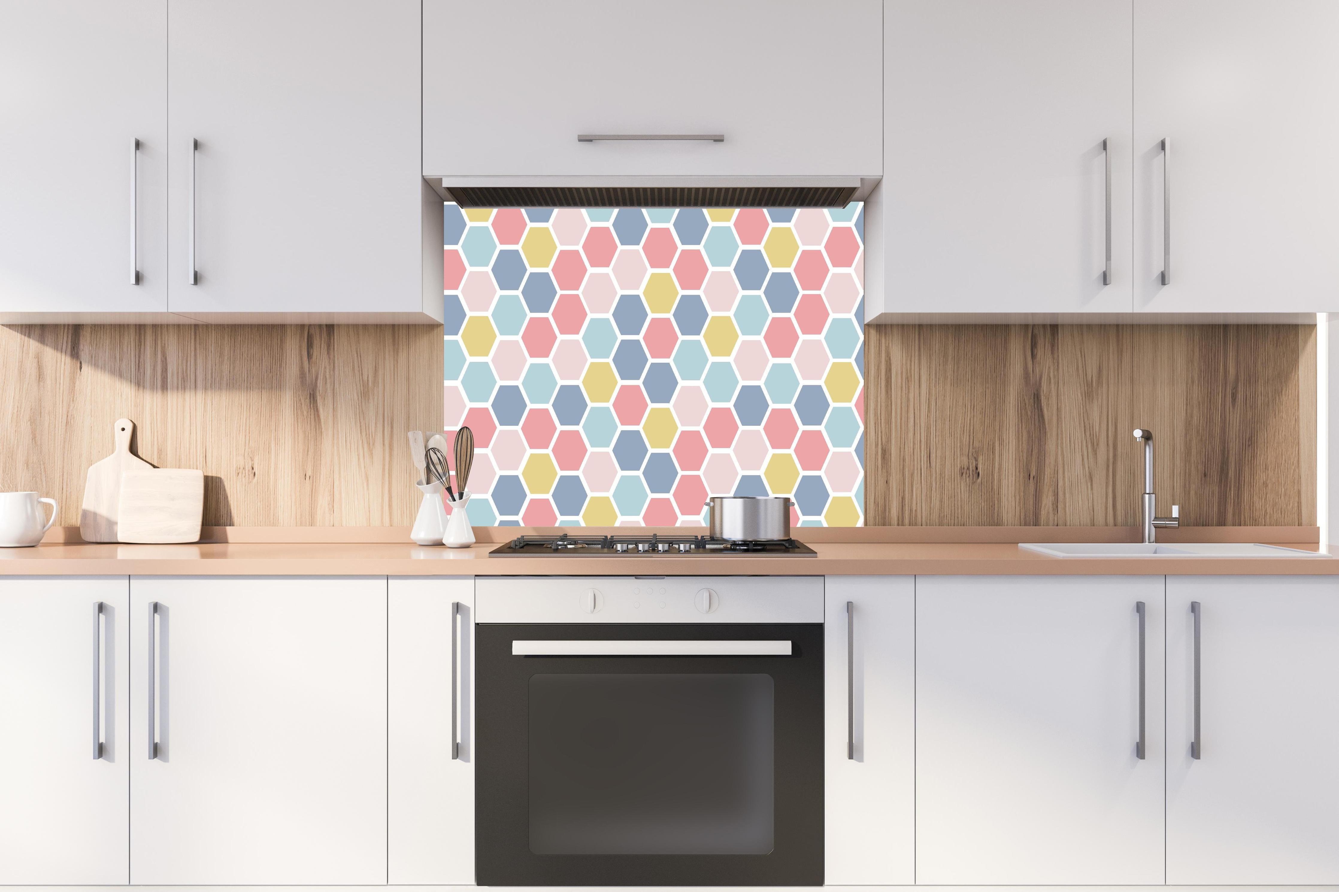 Spritzschutz - Moderne Hexagon Muster Wanddekoration hinter einem Cerankochfeld zwischen Holz-Kochutensilien