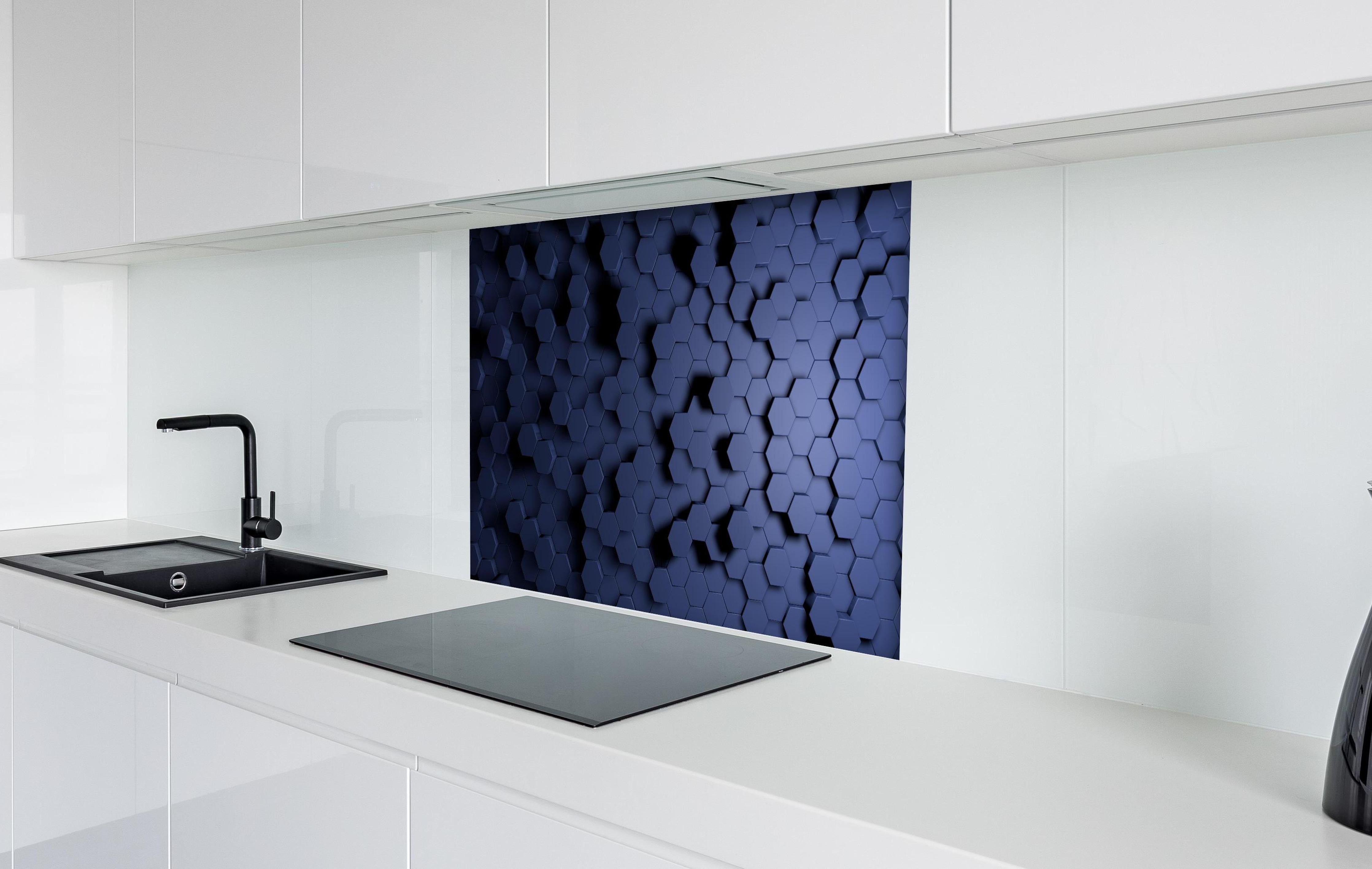 Spritzschutz - Moderne Hexagon Struktur in Blau hinter einem Cerankochfeld zwischen Holz-Kochutensilien