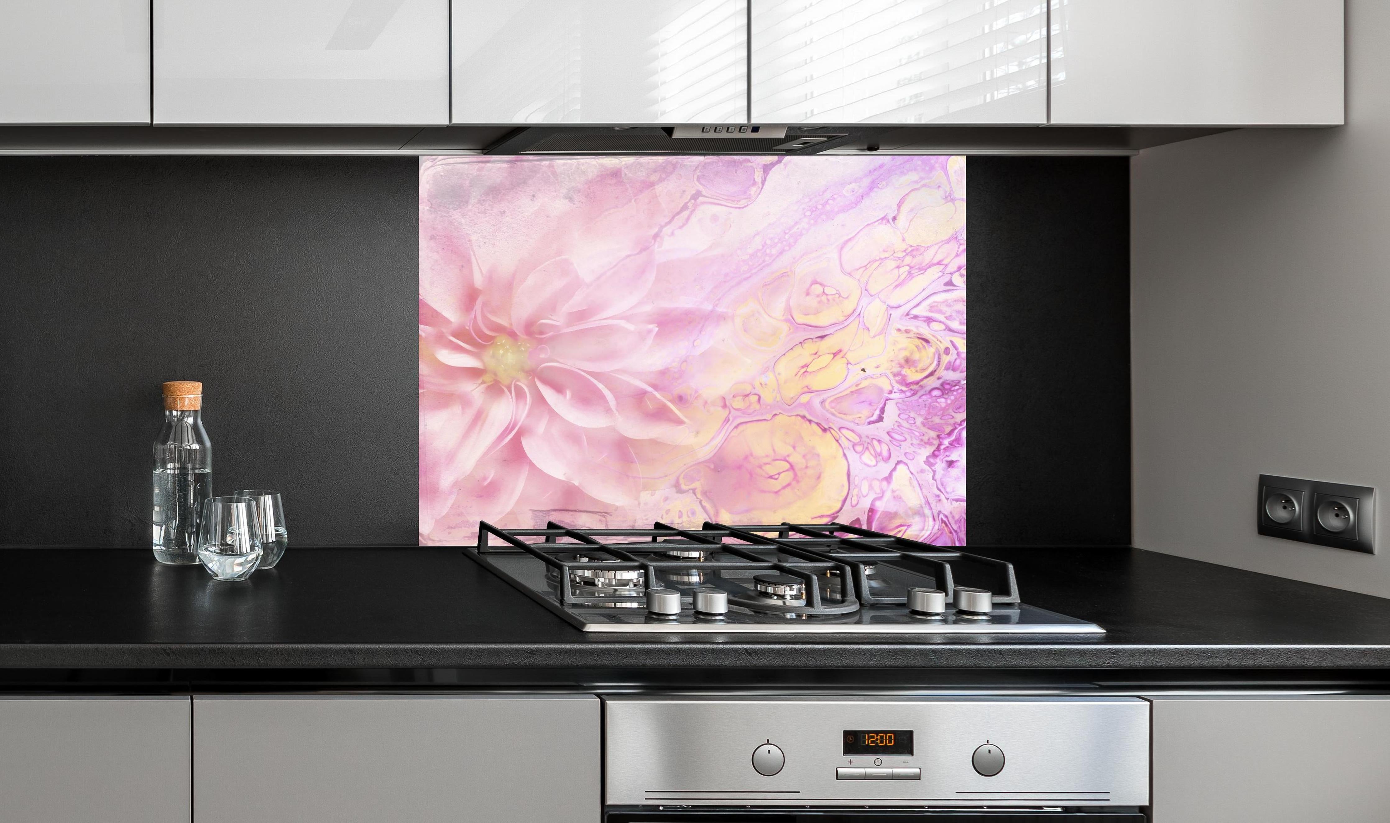 Spritzschutz - Moderne Kunst - Floral hinter einem Cerankochfeld zwischen Holz-Kochutensilien