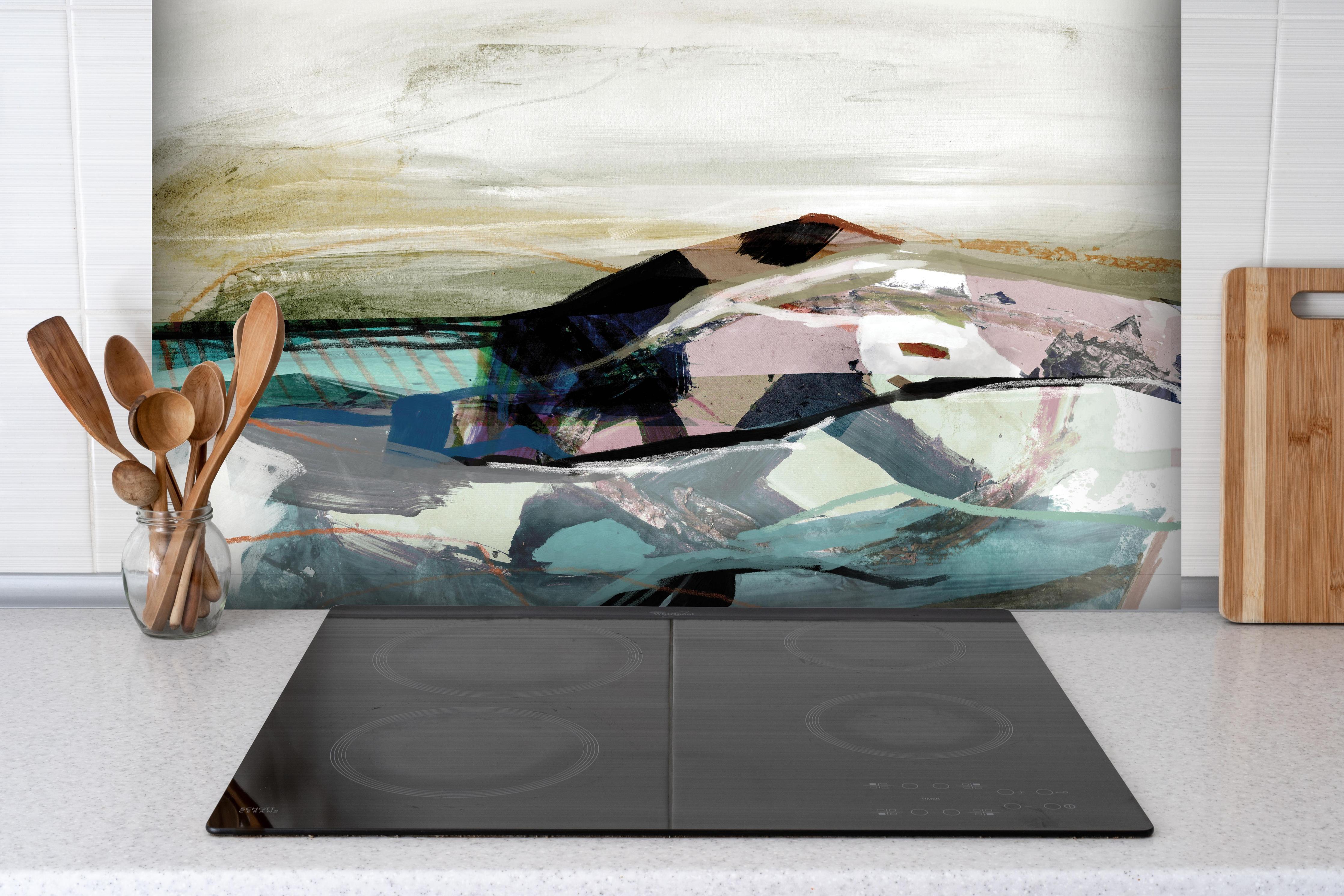 Spritzschutz - Moderne Kunst Berge Abstrakt Pastellfarben hinter einem Cerankochfeld zwischen Holz-Kochutensilien