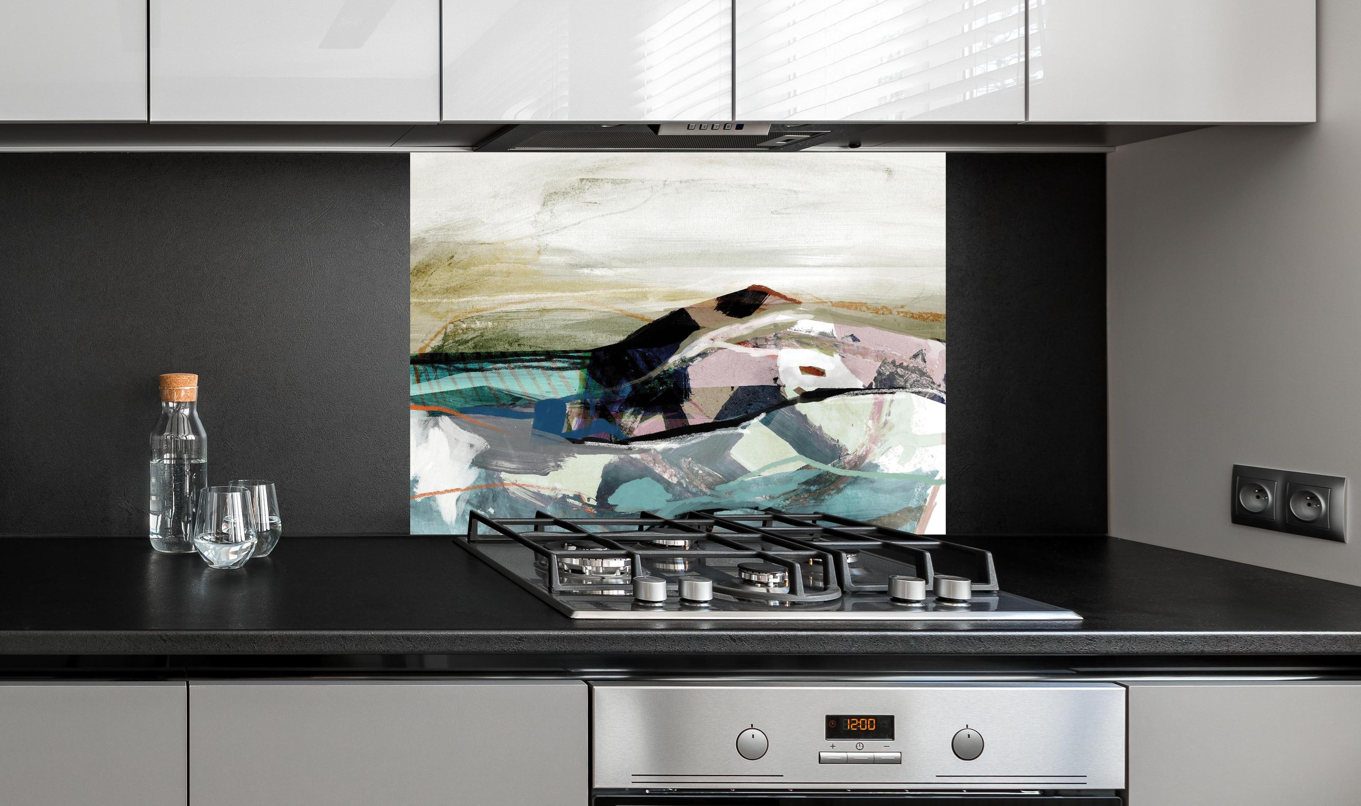 Spritzschutz - Moderne Kunst Berge Abstrakt Pastellfarben hinter einem Cerankochfeld zwischen Holz-Kochutensilien