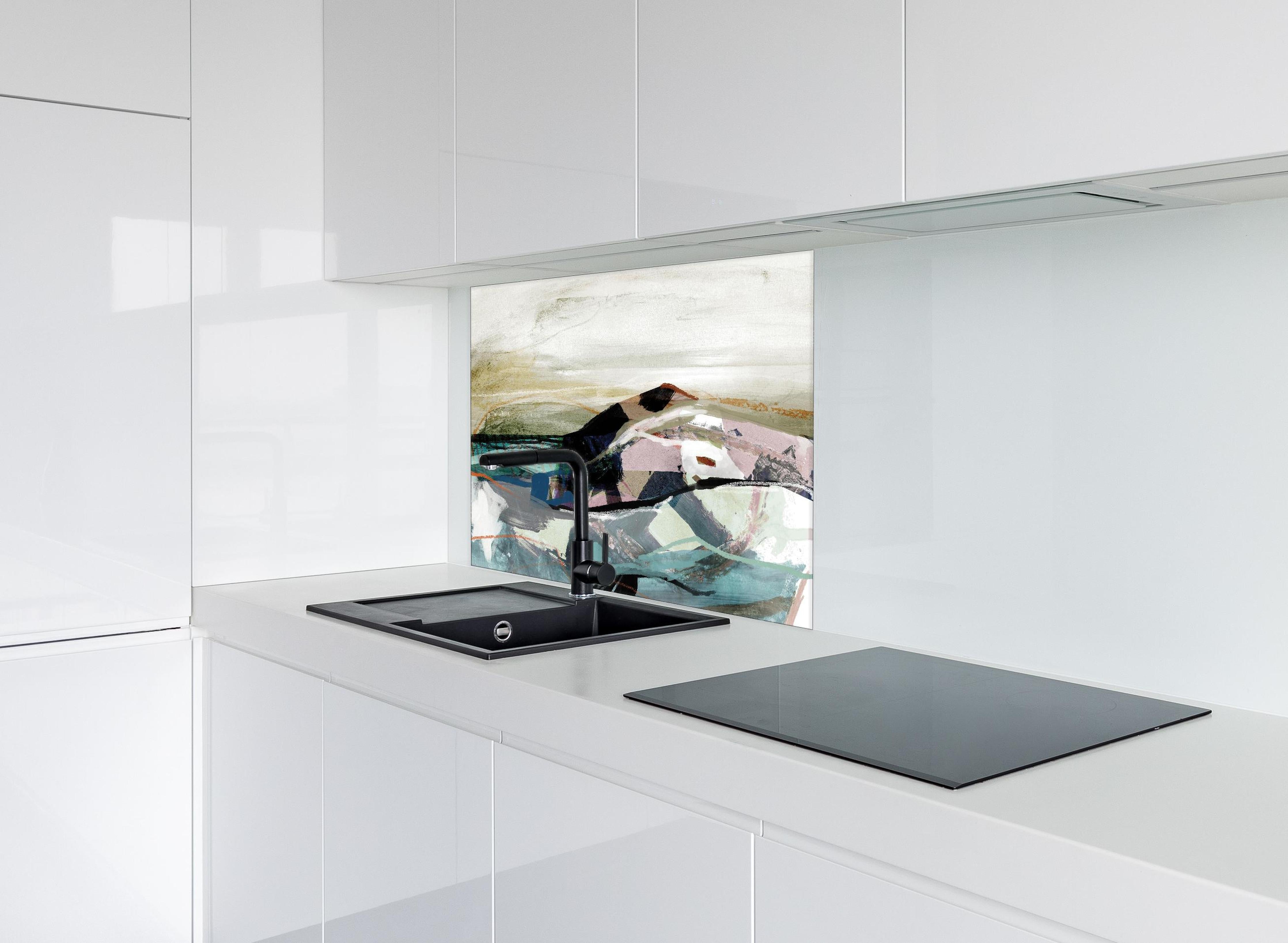 Spritzschutz - Moderne Kunst Berge Abstrakt Pastellfarben hinter einem Cerankochfeld zwischen Holz-Kochutensilien