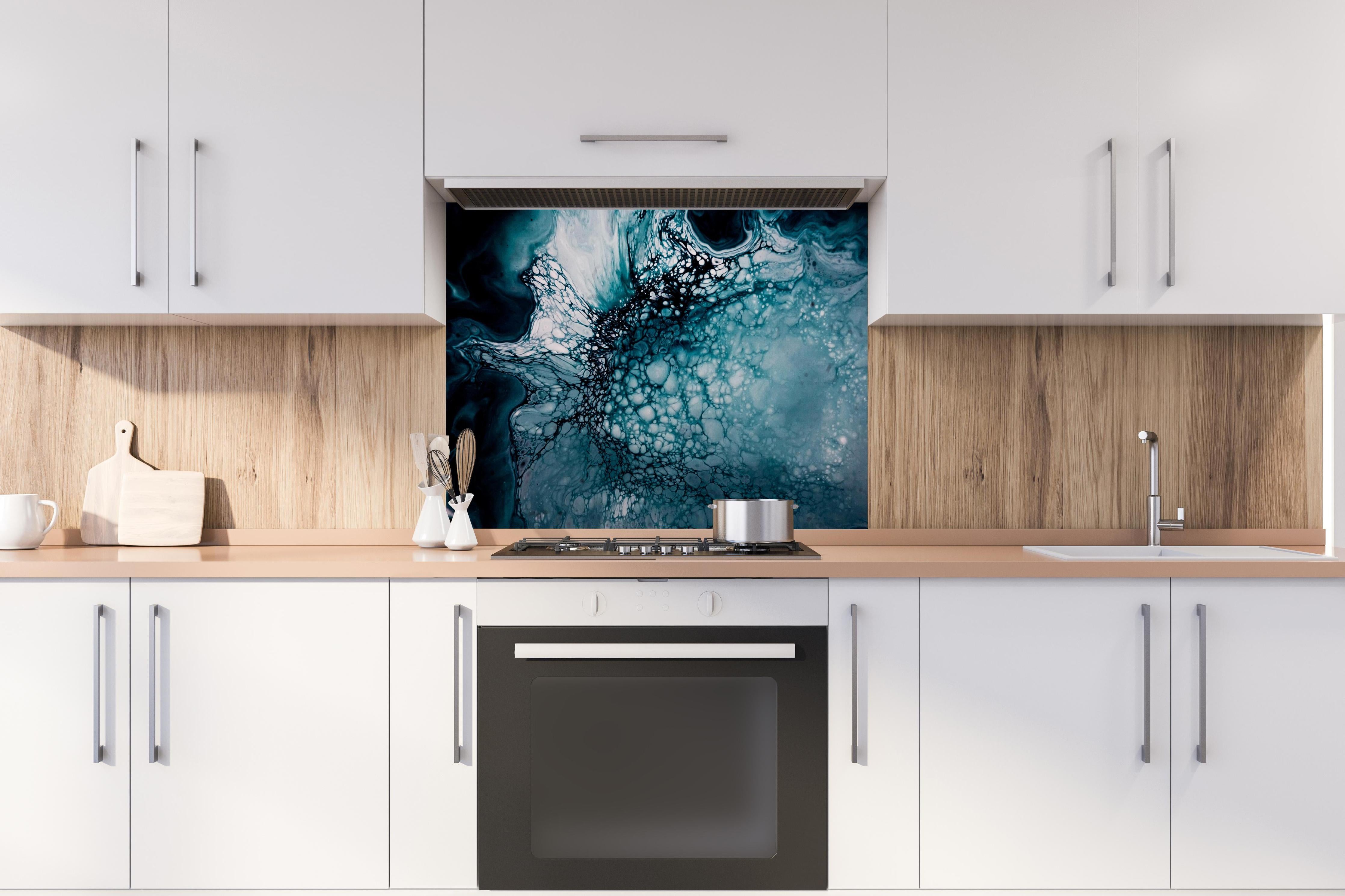 Spritzschutz - Moderne Kunst Fluid Art Blautöne hinter einem Cerankochfeld zwischen Holz-Kochutensilien