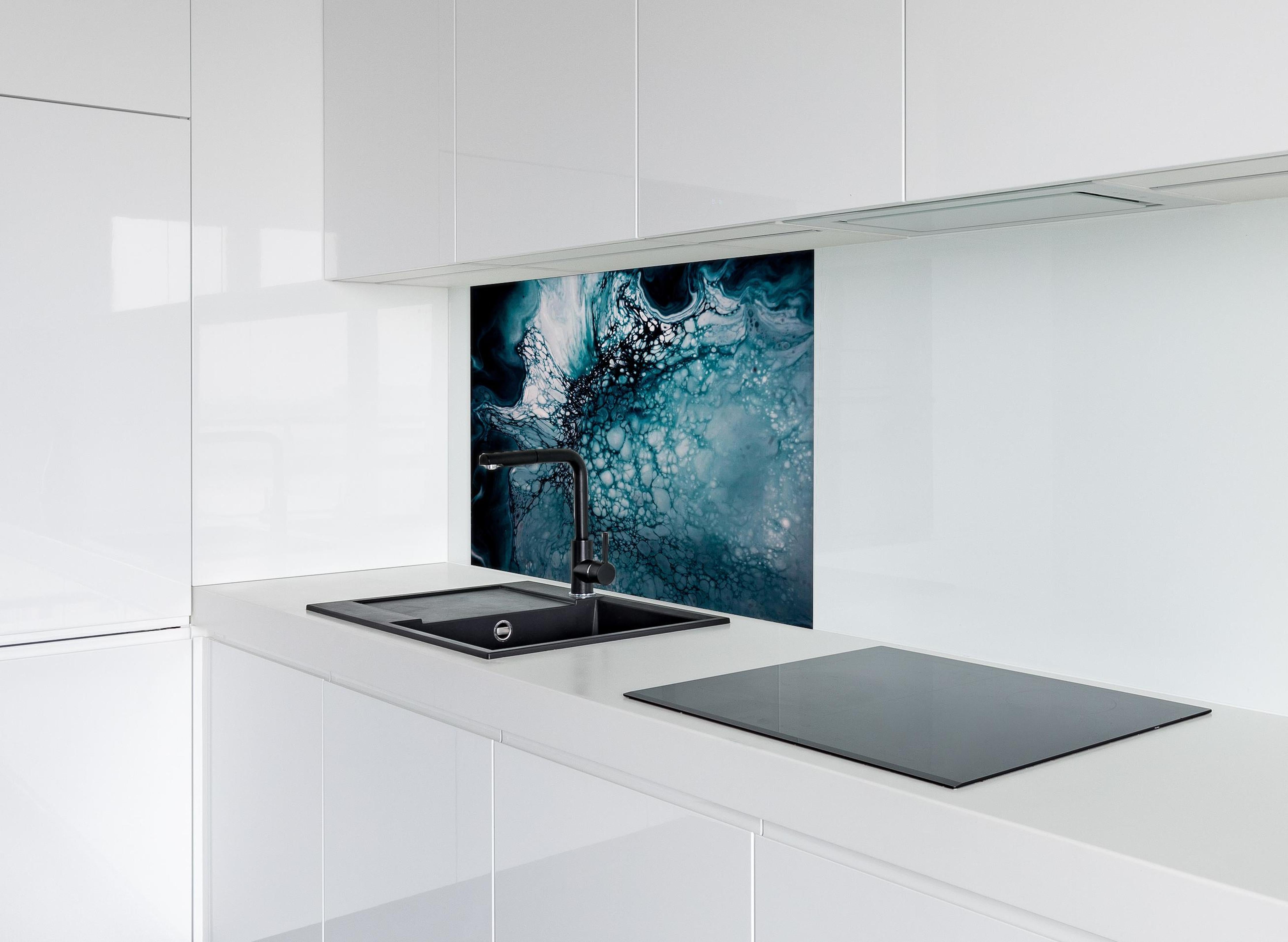 Spritzschutz - Moderne Kunst Fluid Art Blautöne hinter einem Cerankochfeld zwischen Holz-Kochutensilien