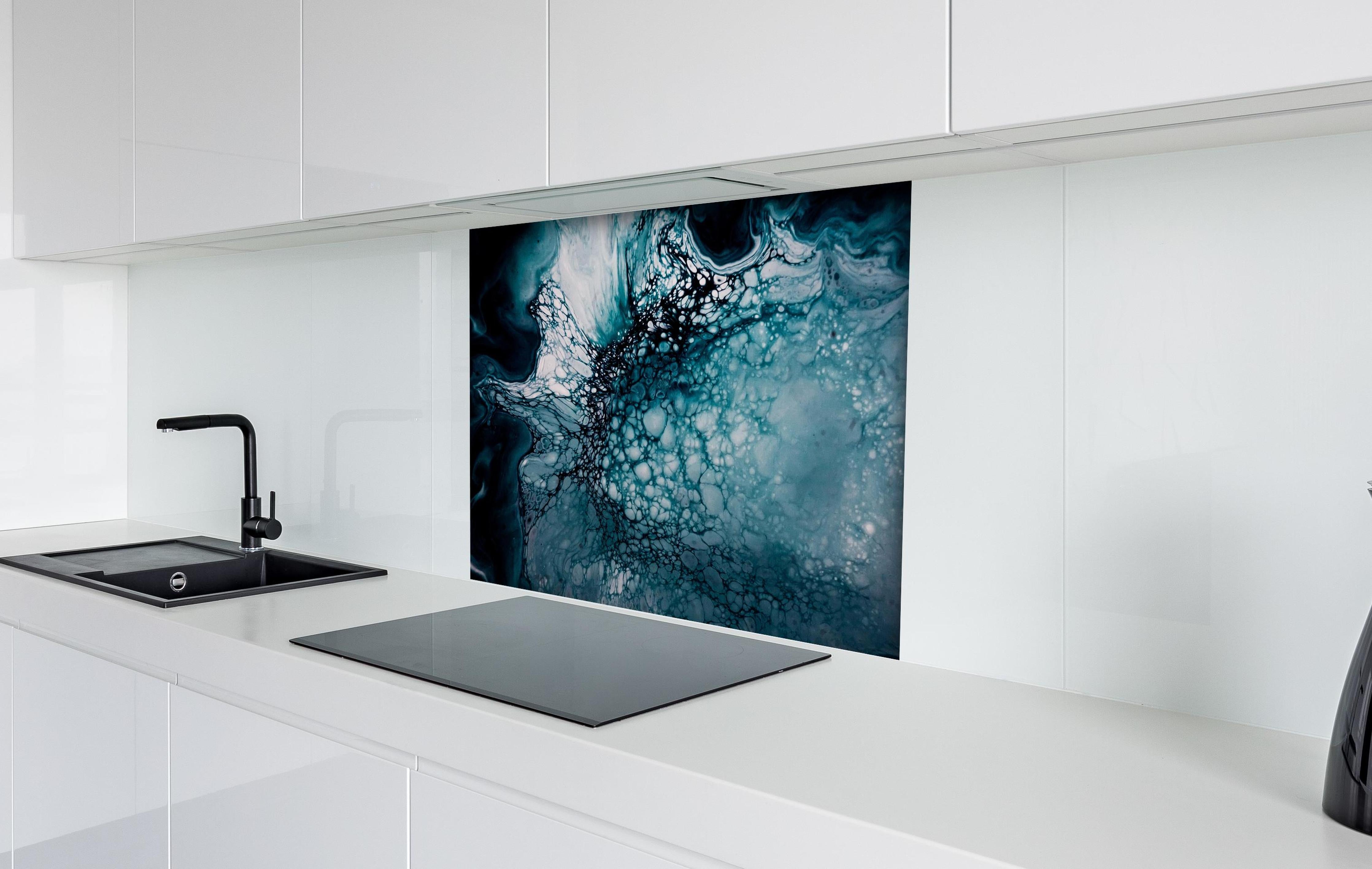 Spritzschutz - Moderne Kunst Fluid Art Blautöne hinter einem Cerankochfeld zwischen Holz-Kochutensilien