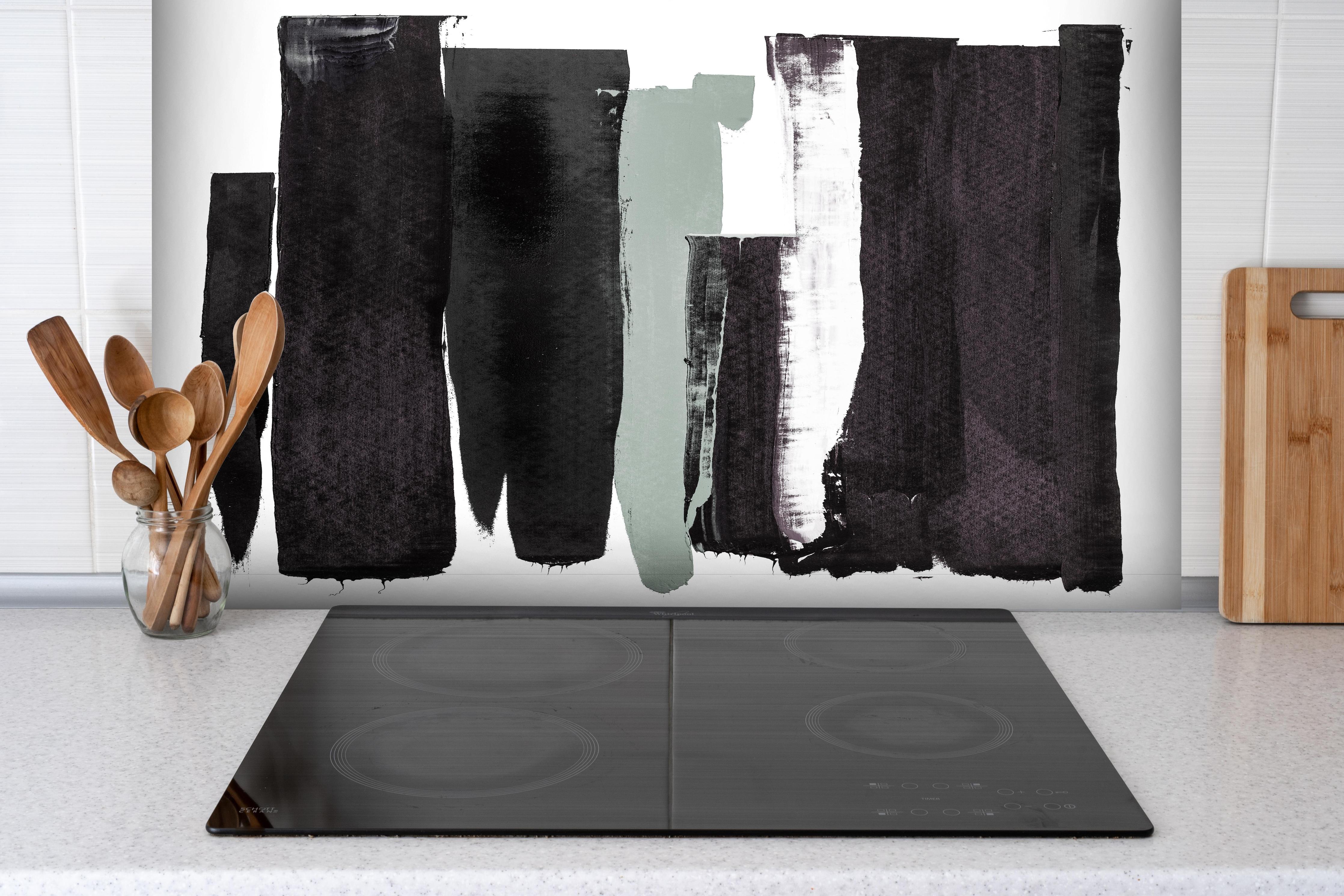 Spritzschutz - Moderne Kunst mit Schwarzen Pinselstrichen hinter einem Cerankochfeld zwischen Holz-Kochutensilien