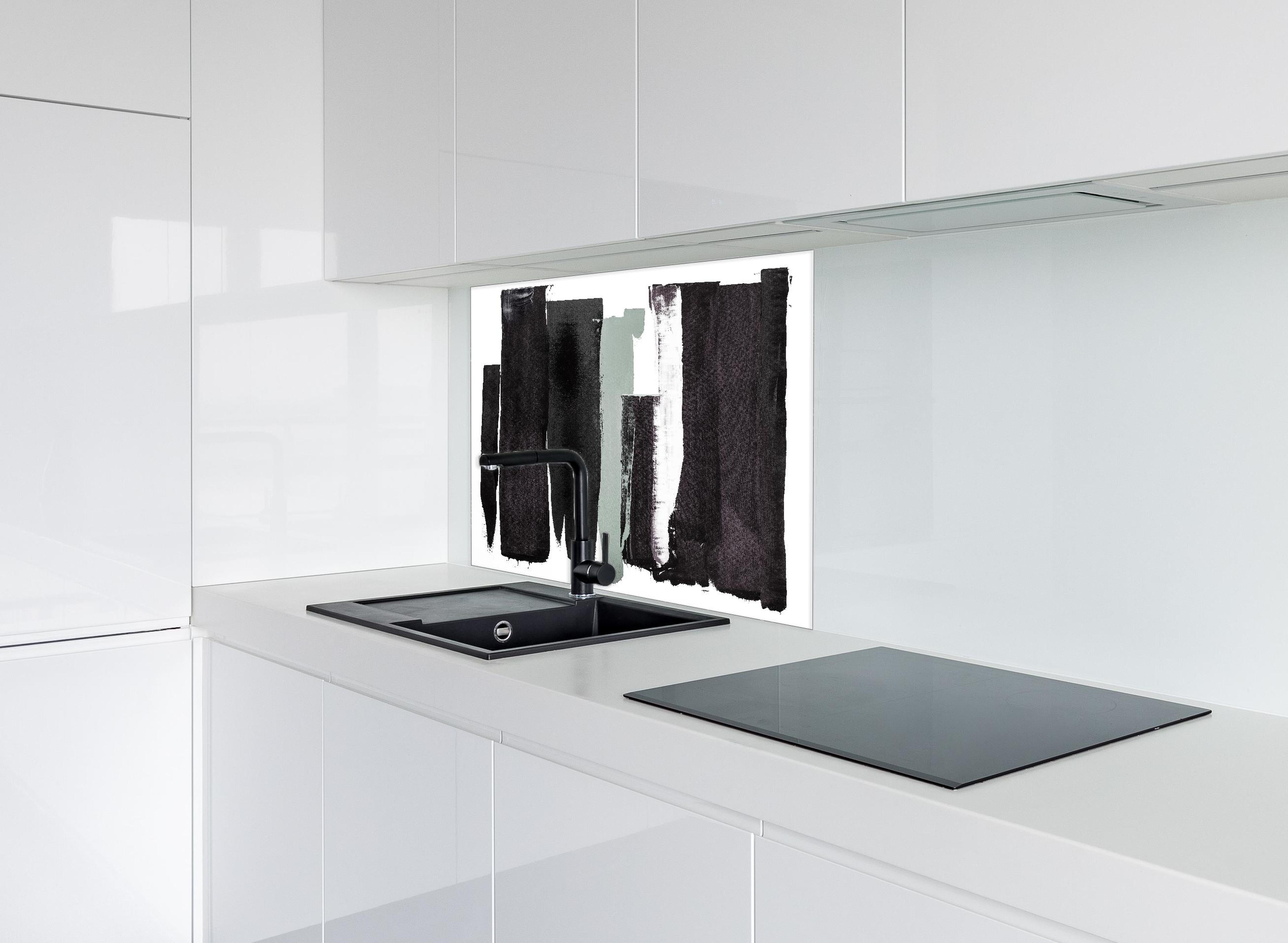 Spritzschutz - Moderne Kunst mit Schwarzen Pinselstrichen hinter einem Cerankochfeld zwischen Holz-Kochutensilien