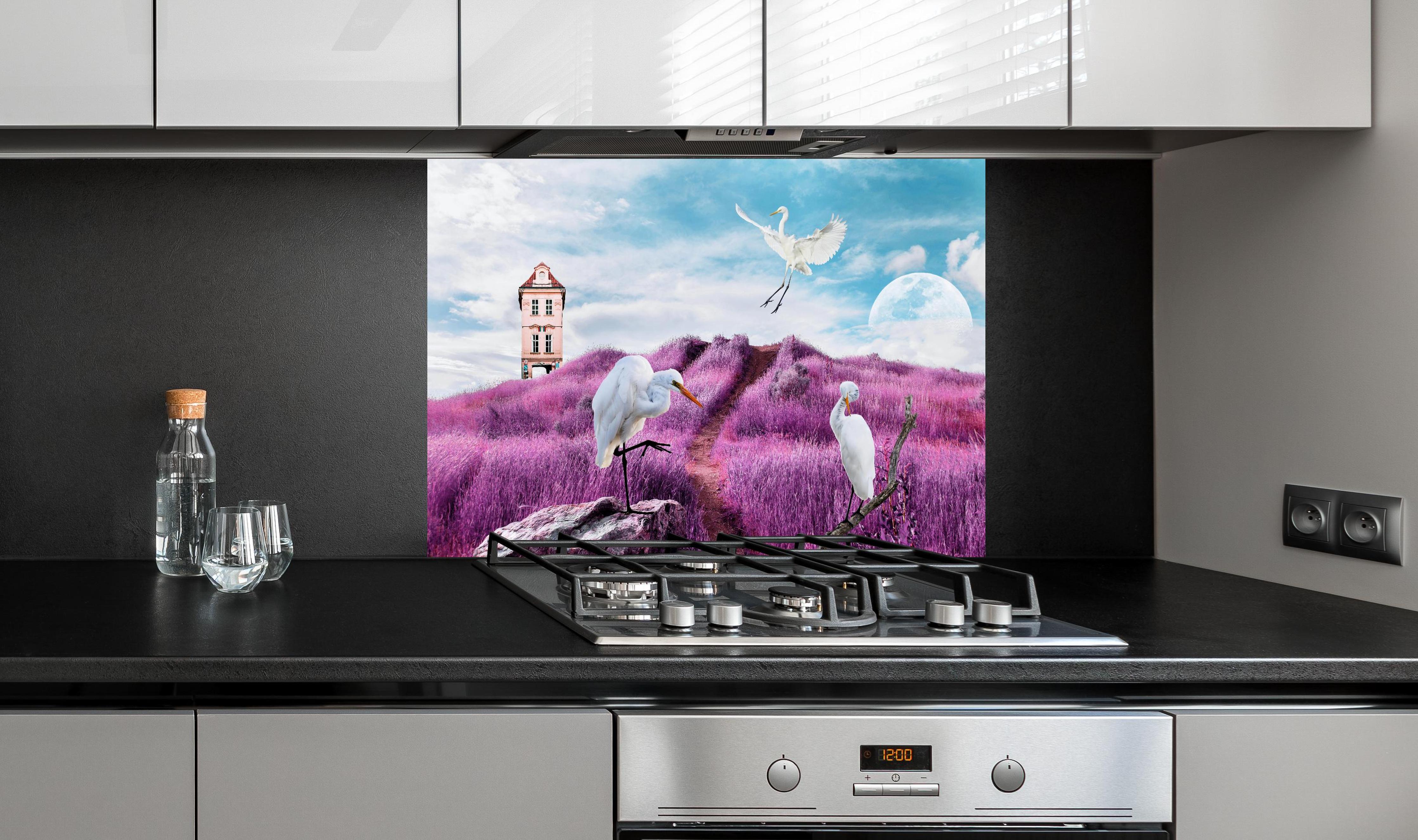 Spritzschutz - Moderne Kunstcollage - Bergige Region hinter einem Cerankochfeld zwischen Holz-Kochutensilien
