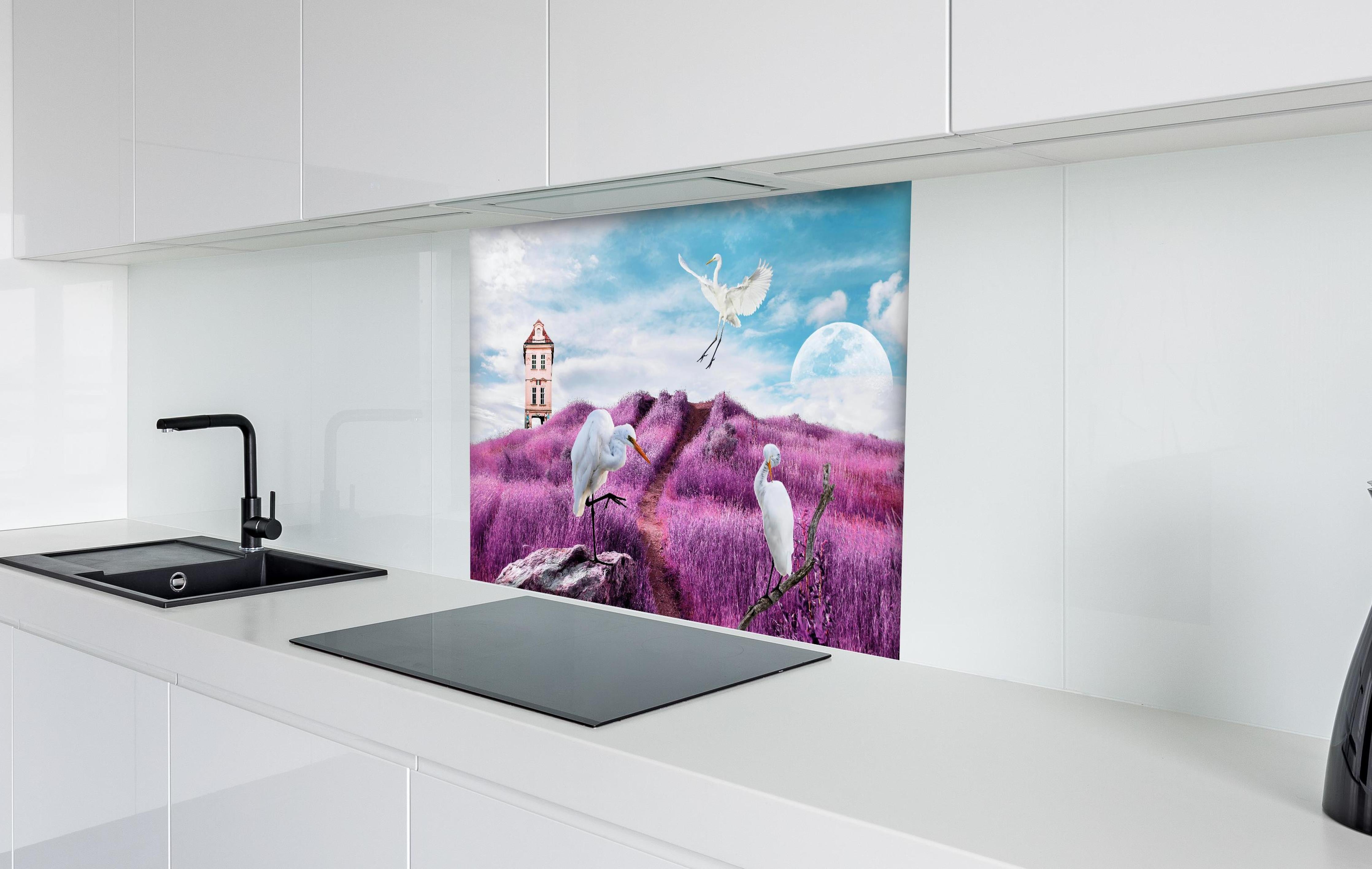 Spritzschutz - Moderne Kunstcollage - Bergige Region hinter einem Cerankochfeld zwischen Holz-Kochutensilien