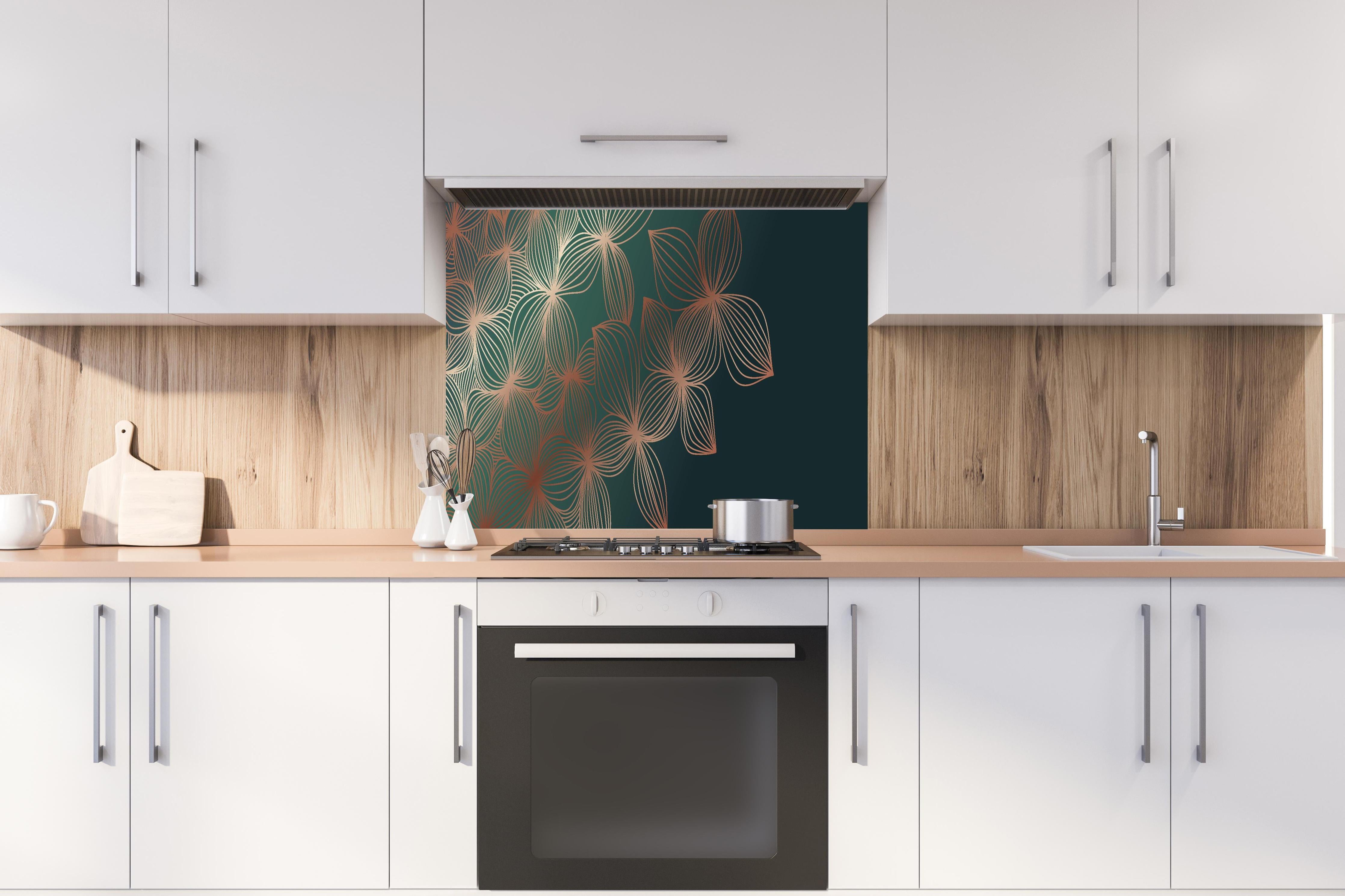 Spritzschutz - Moderne Lineart Blumen Illustration hinter einem Cerankochfeld zwischen Holz-Kochutensilien