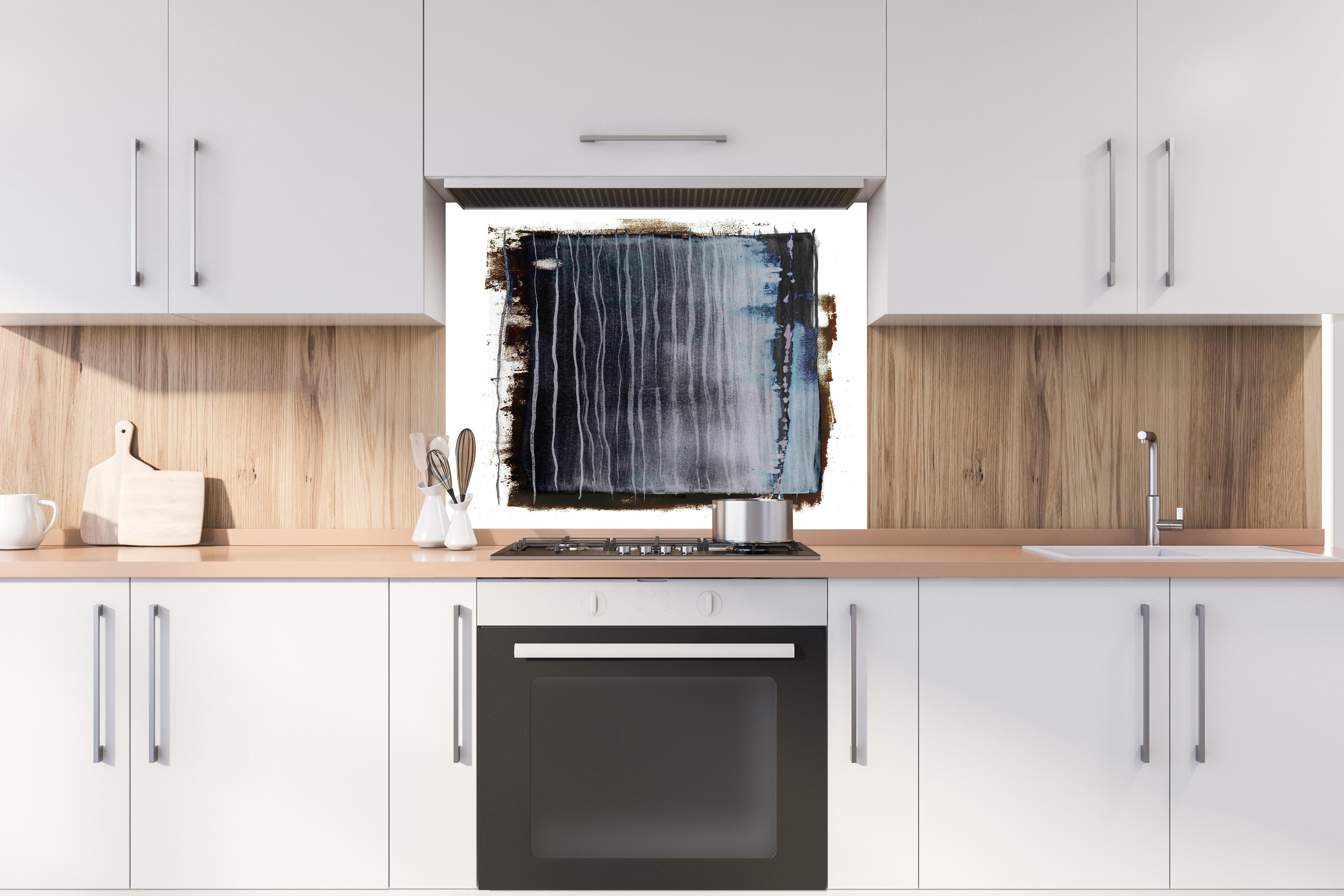 Spritzschutz - Moderne Malerei in Weiß und Grau hinter einem Cerankochfeld zwischen Holz-Kochutensilien