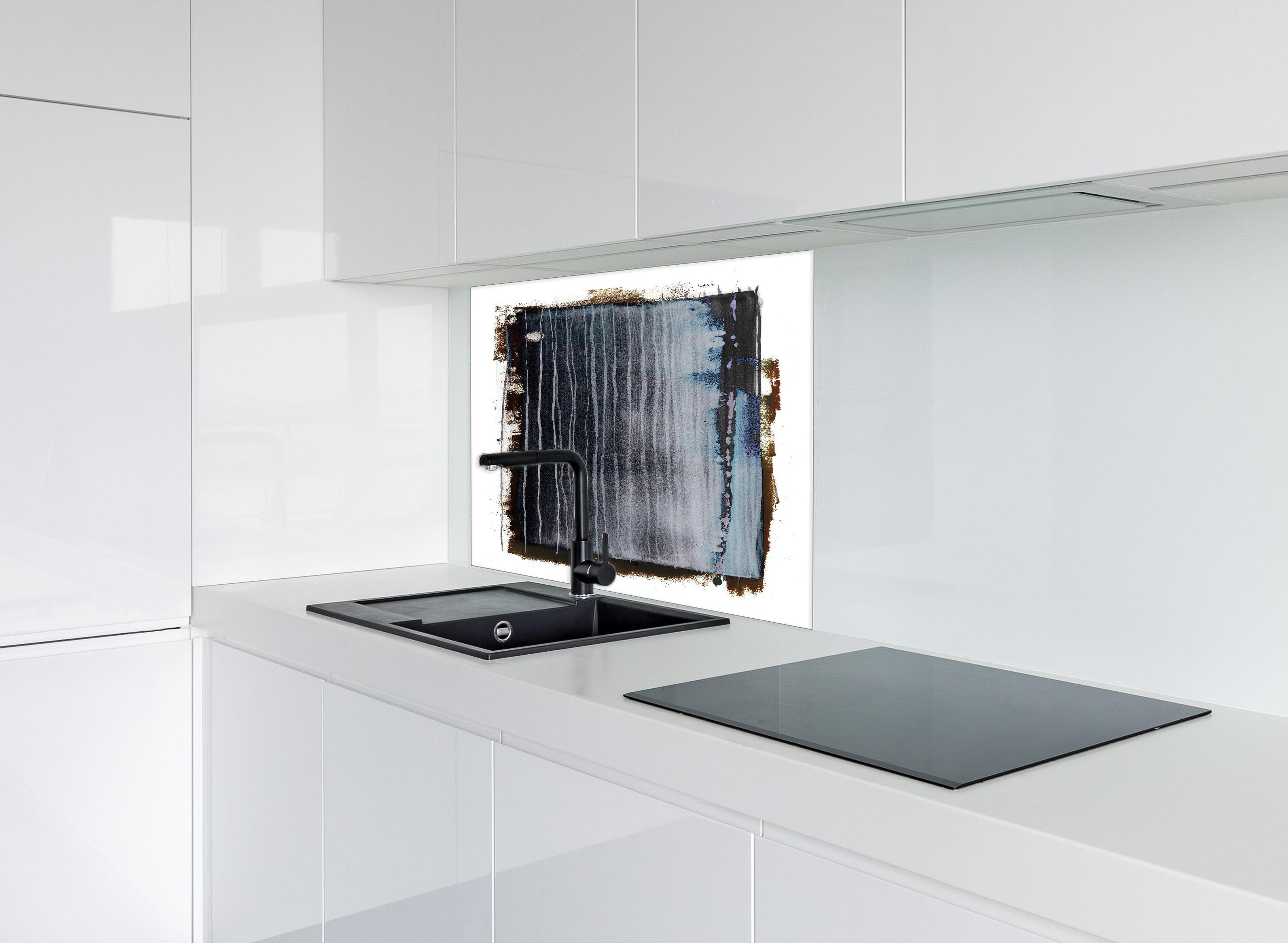 Spritzschutz - Moderne Malerei in Weiß und Grau hinter einem Cerankochfeld zwischen Holz-Kochutensilien
