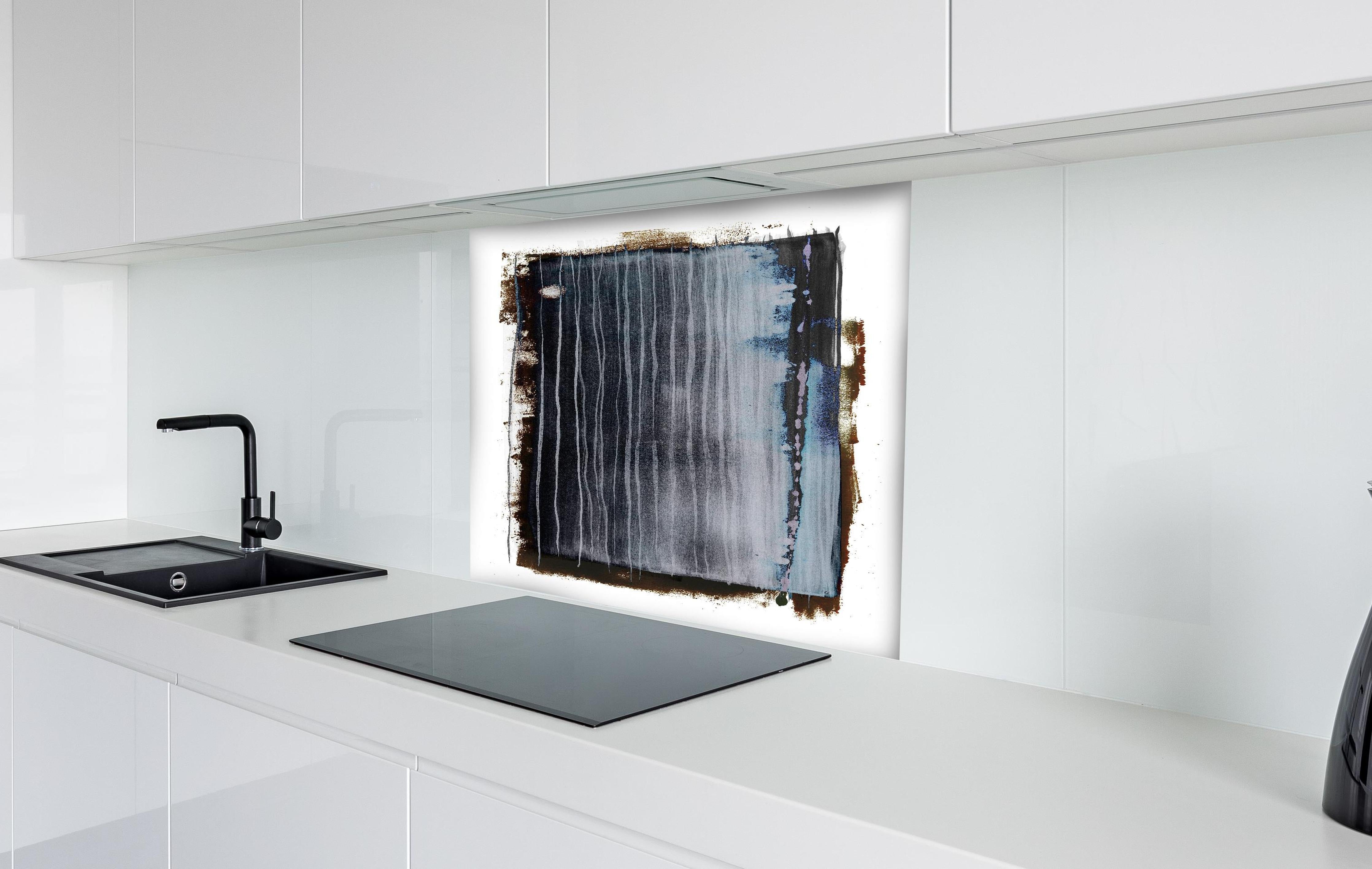 Spritzschutz - Moderne Malerei in Weiß und Grau hinter einem Cerankochfeld zwischen Holz-Kochutensilien
