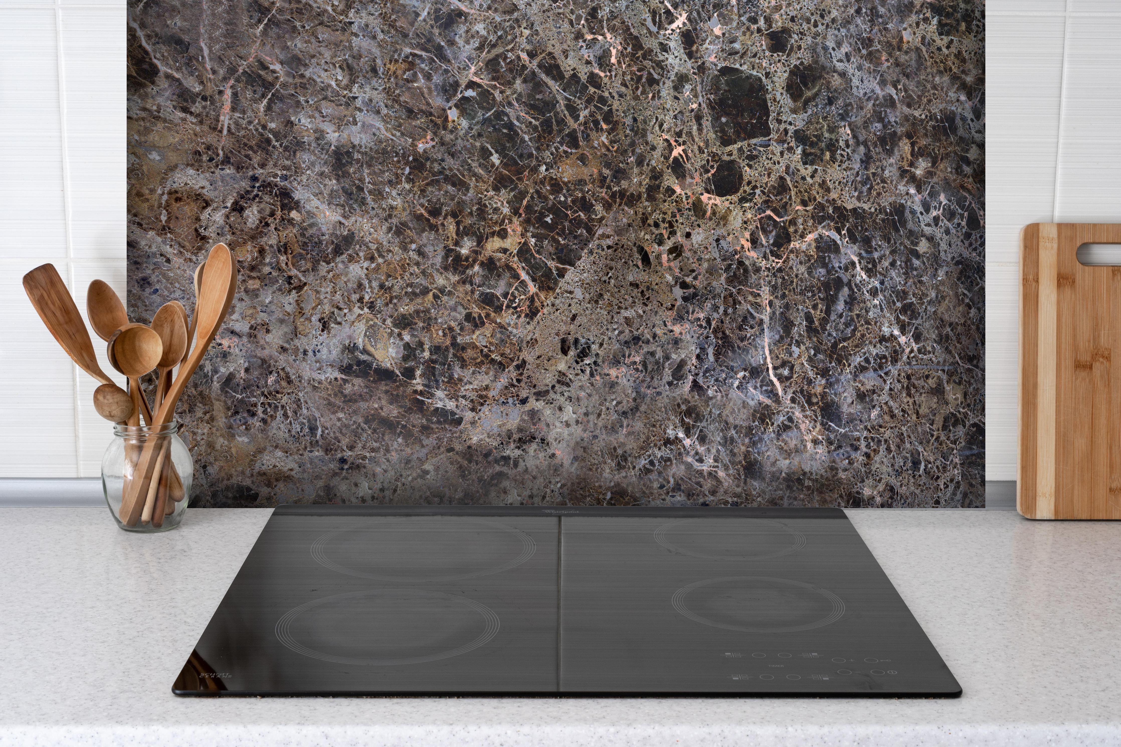 Spritzschutz - Moderne Marmor Granit Textur hinter einem Cerankochfeld zwischen Holz-Kochutensilien