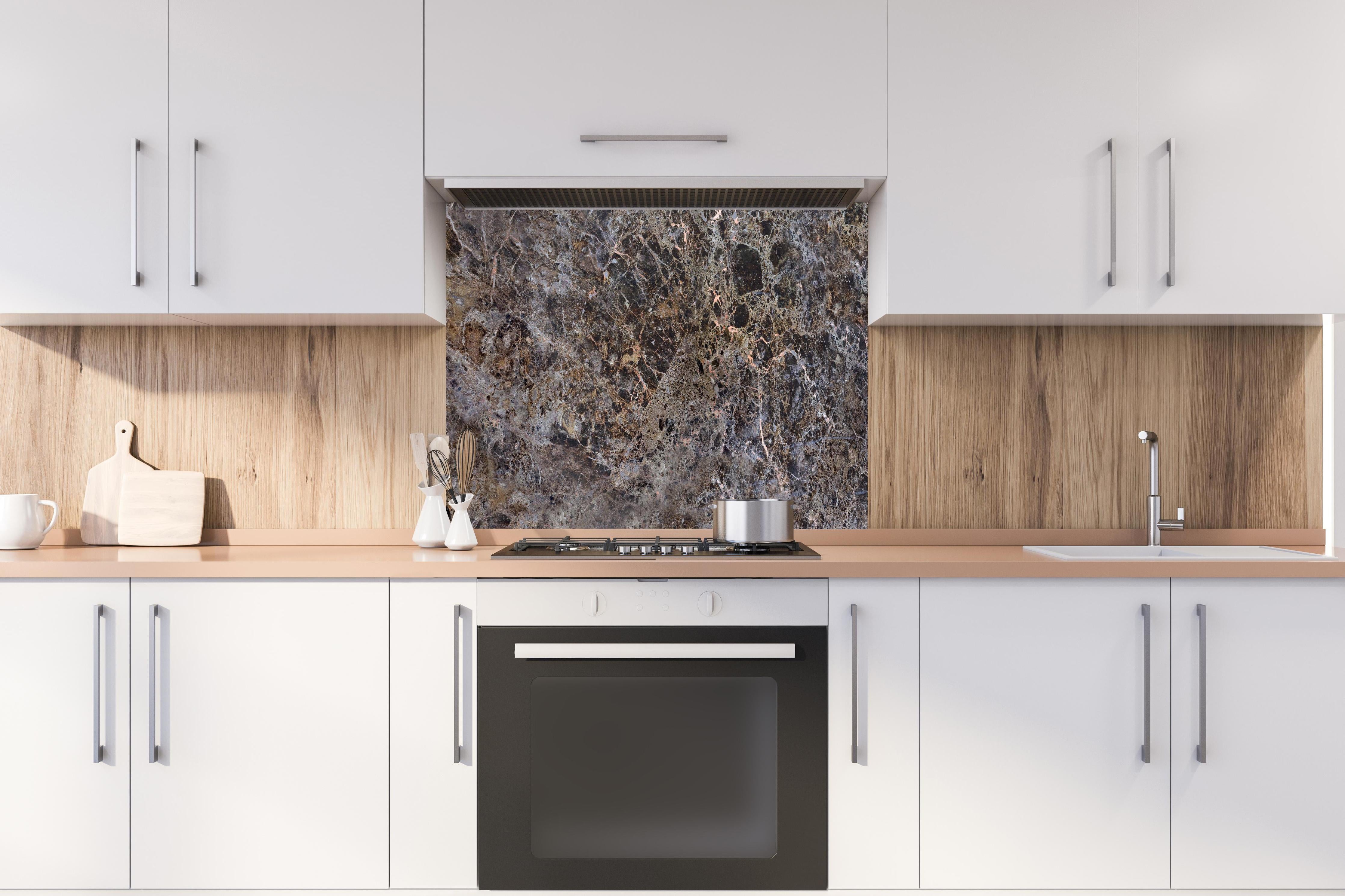 Spritzschutz - Moderne Marmor Granit Textur hinter einem Cerankochfeld zwischen Holz-Kochutensilien