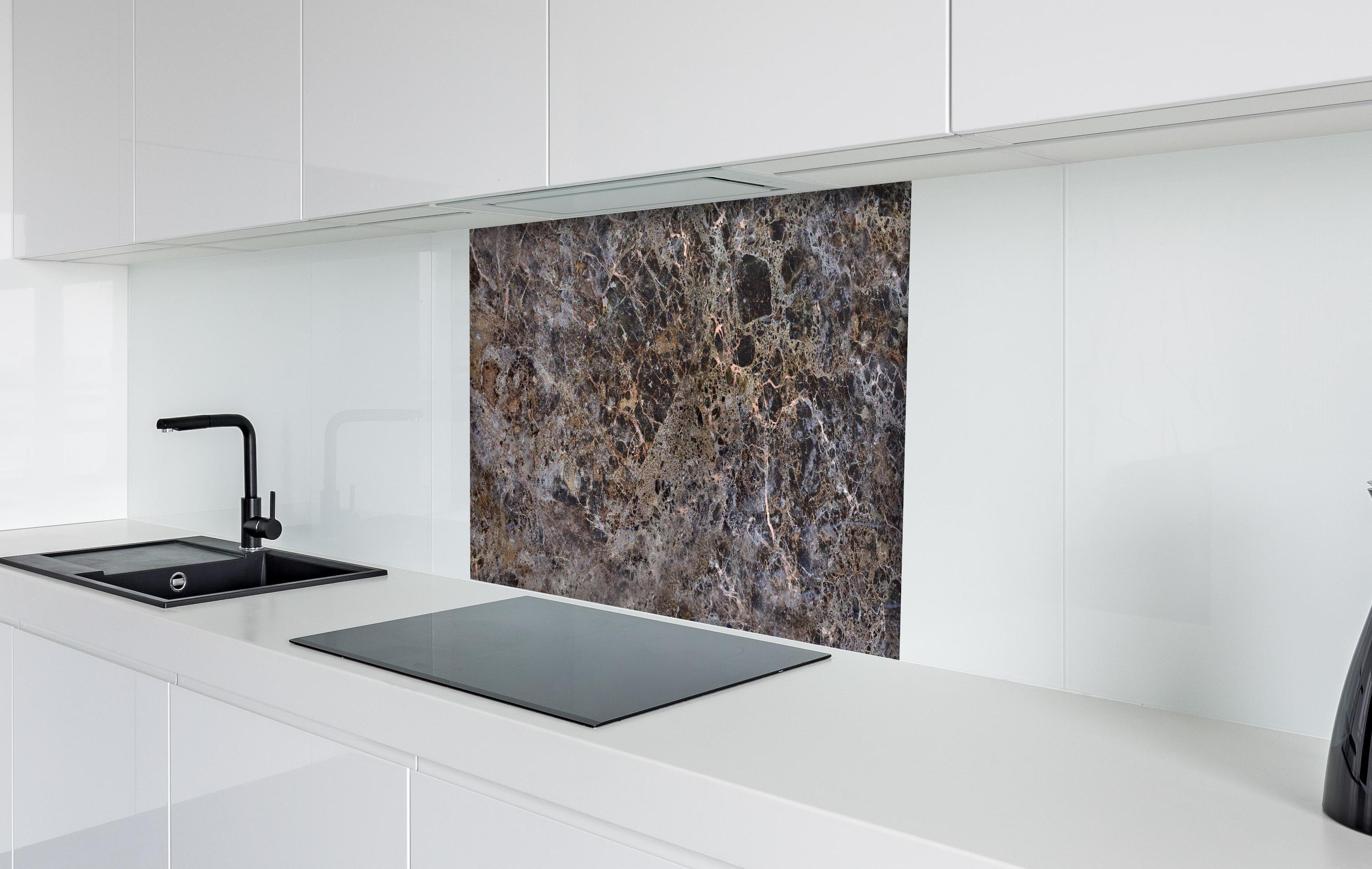 Spritzschutz - Moderne Marmor Granit Textur hinter einem Cerankochfeld zwischen Holz-Kochutensilien