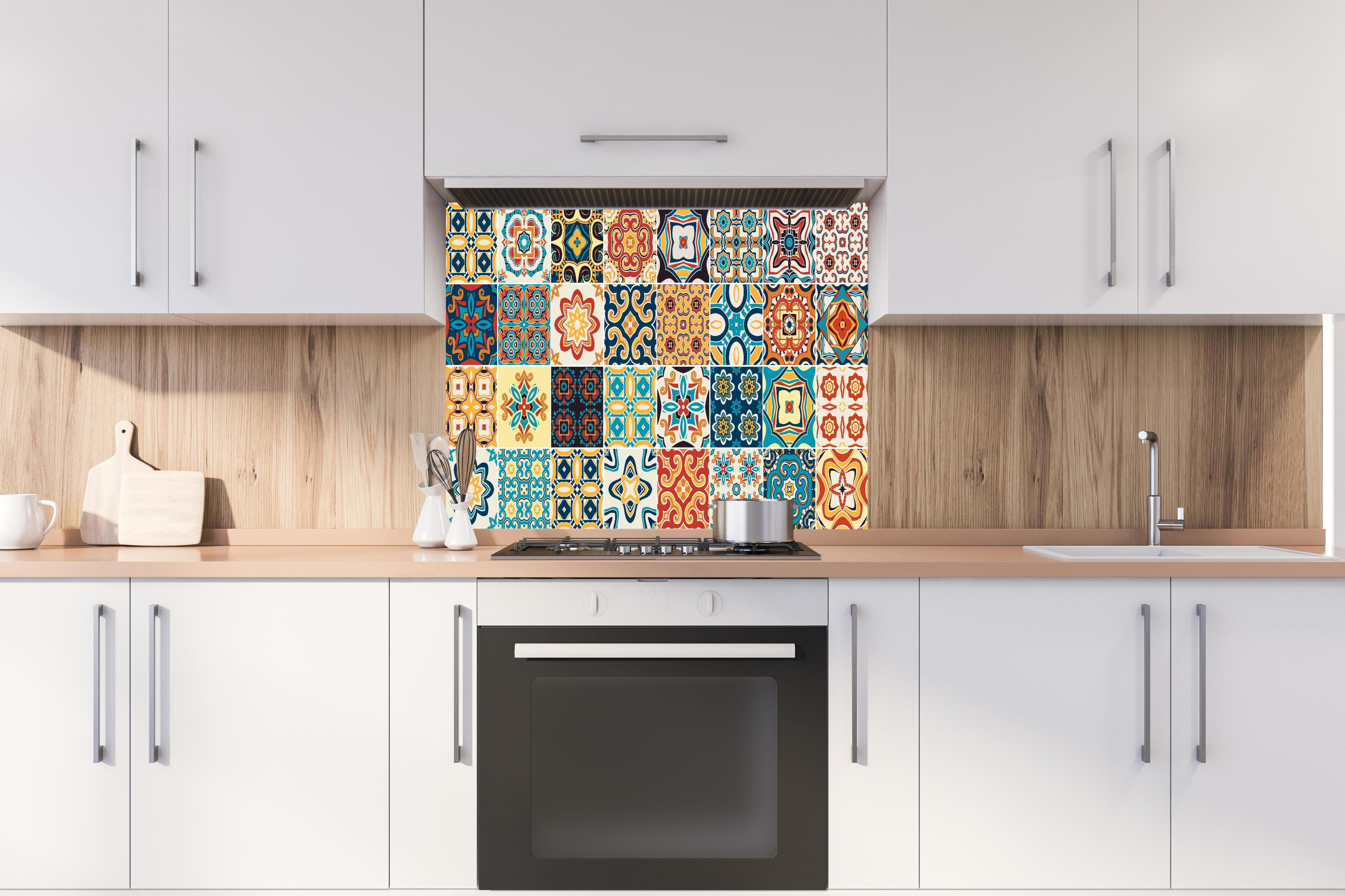 Spritzschutz - Moderne Mosaikmuster hinter einem Cerankochfeld zwischen Holz-Kochutensilien