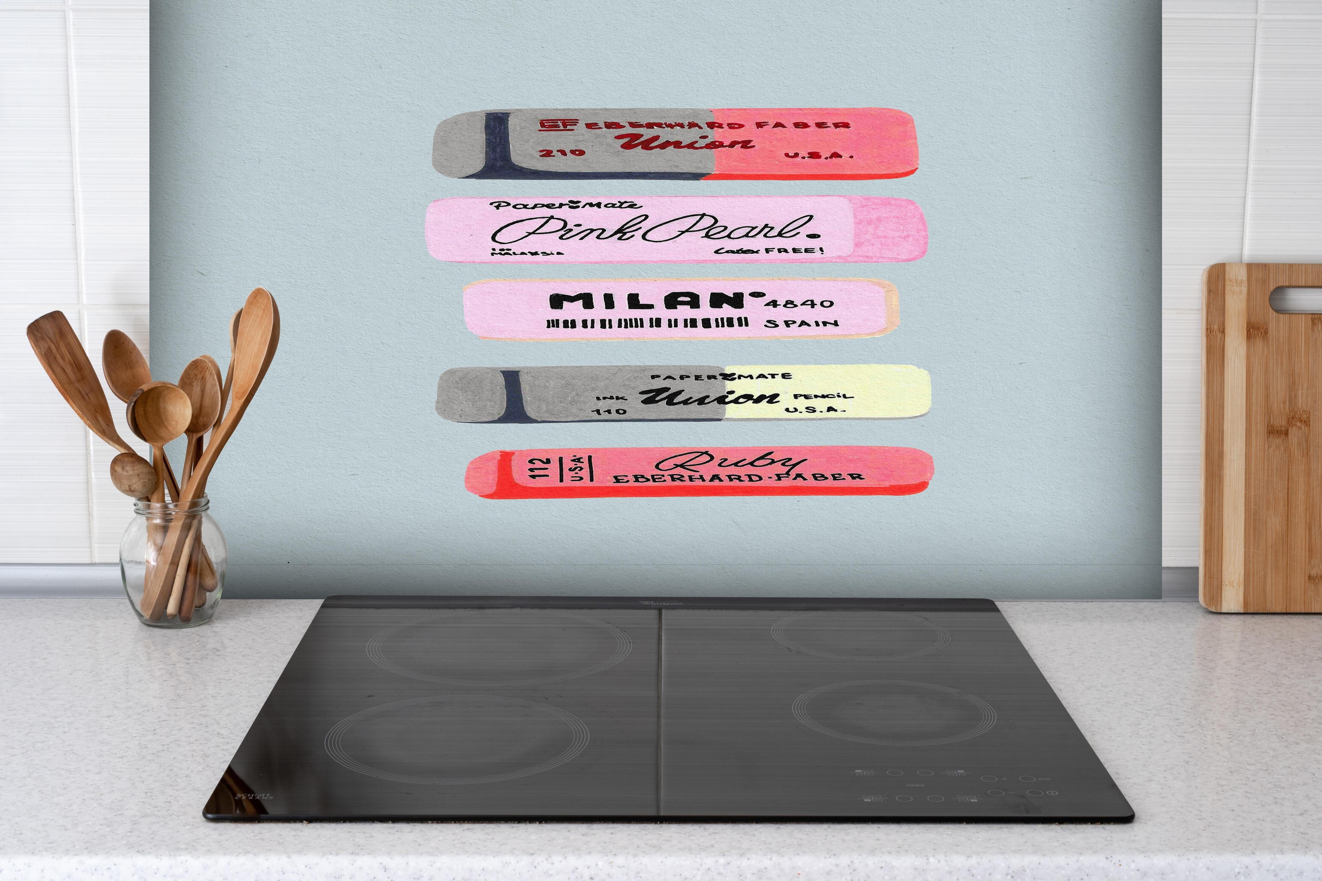 Spritzschutz - Moderne Radiergummis - Pastellfarben hinter einem Cerankochfeld zwischen Holz-Kochutensilien