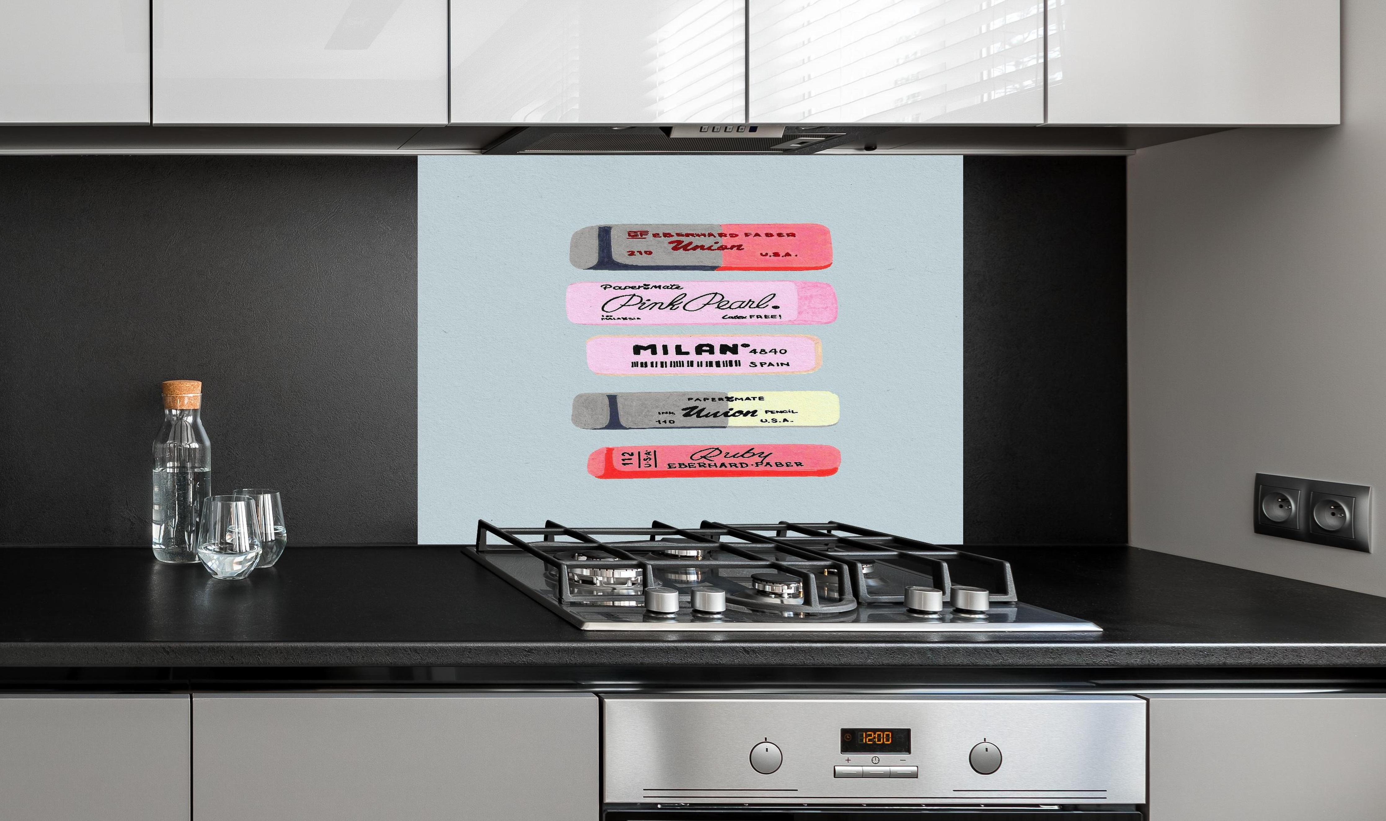 Spritzschutz - Moderne Radiergummis - Pastellfarben hinter einem Cerankochfeld zwischen Holz-Kochutensilien