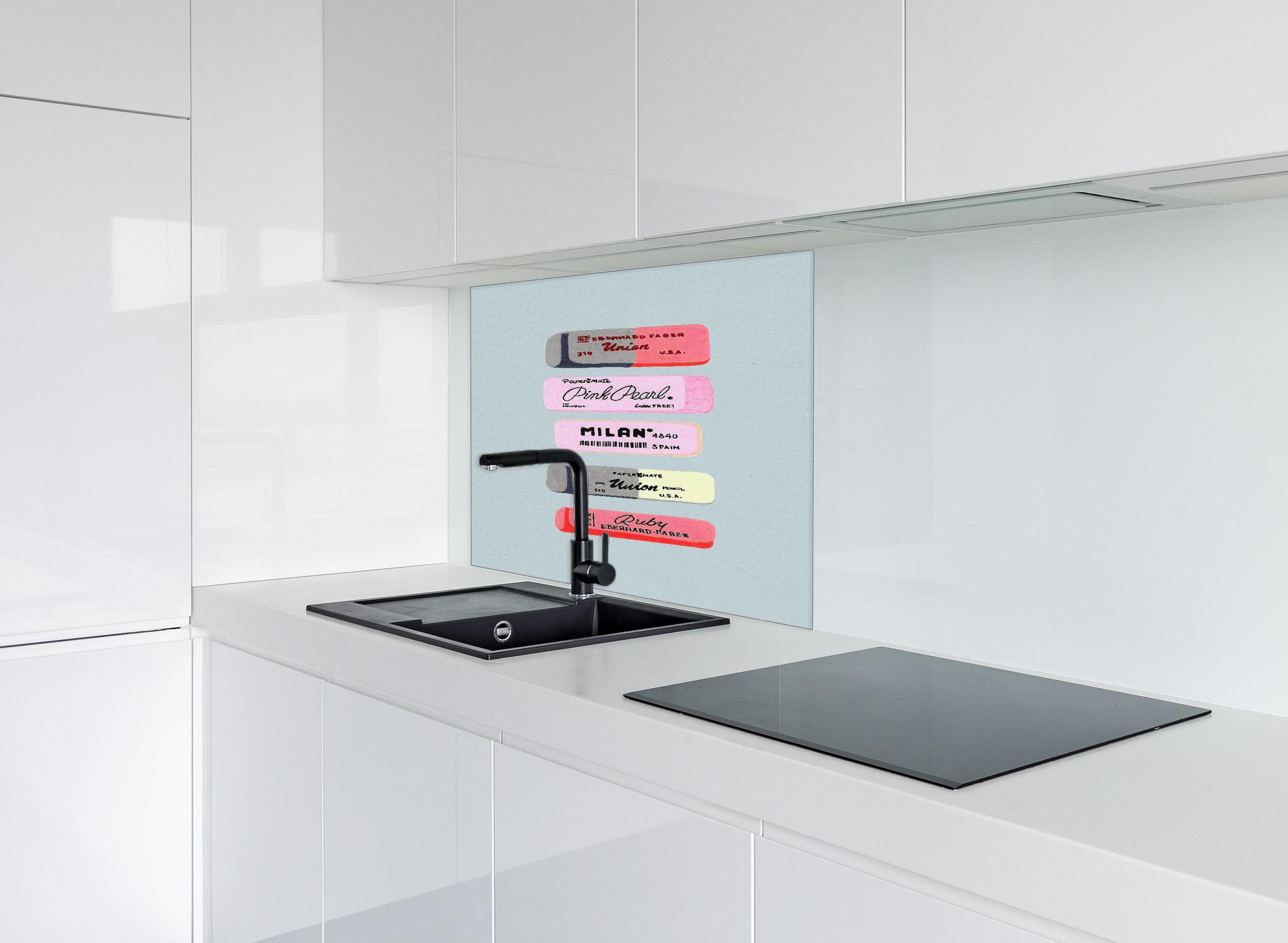 Spritzschutz - Moderne Radiergummis - Pastellfarben hinter einem Cerankochfeld zwischen Holz-Kochutensilien