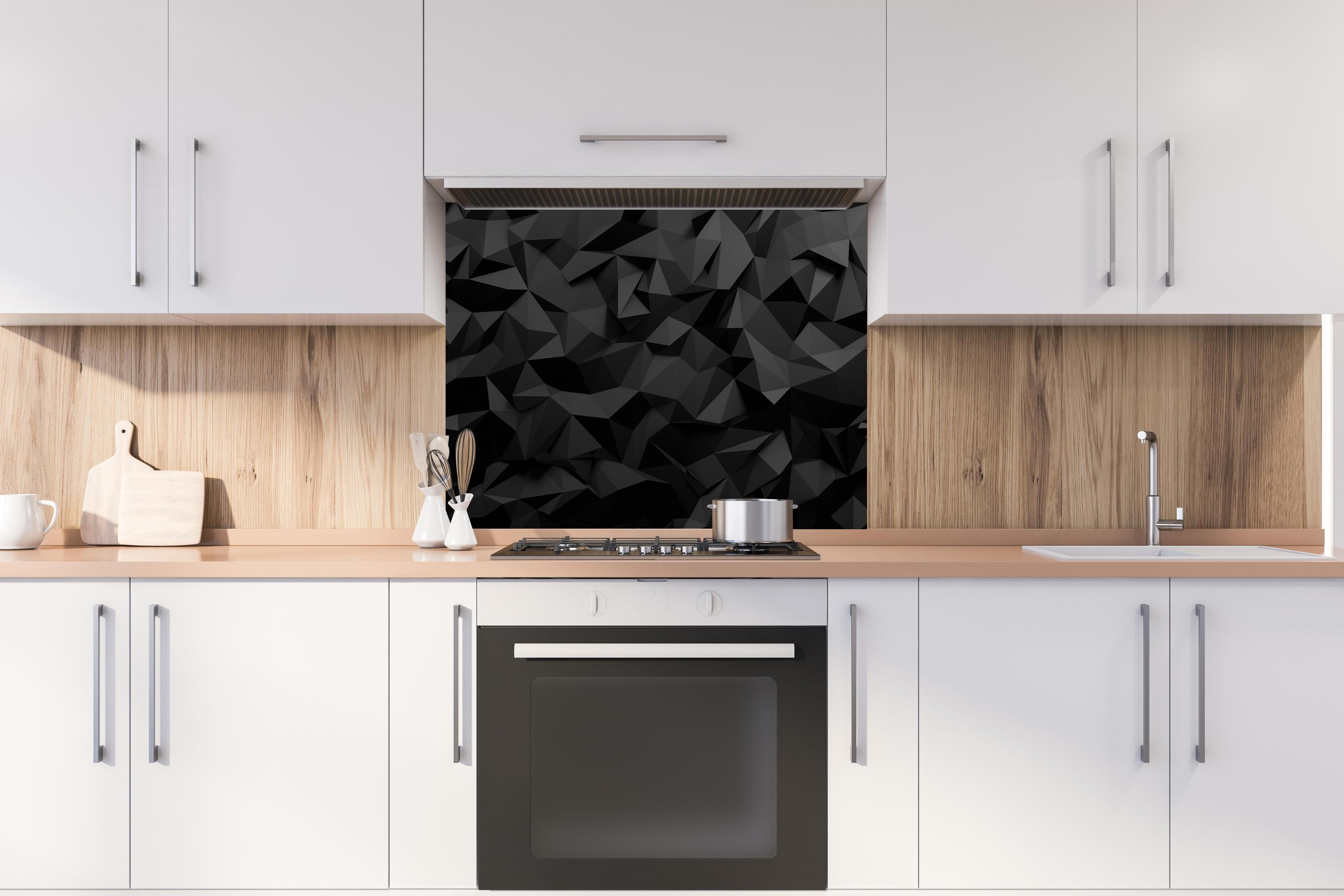 Spritzschutz - Moderne Schwarze 3D Polygon Textur hinter einem Cerankochfeld zwischen Holz-Kochutensilien
