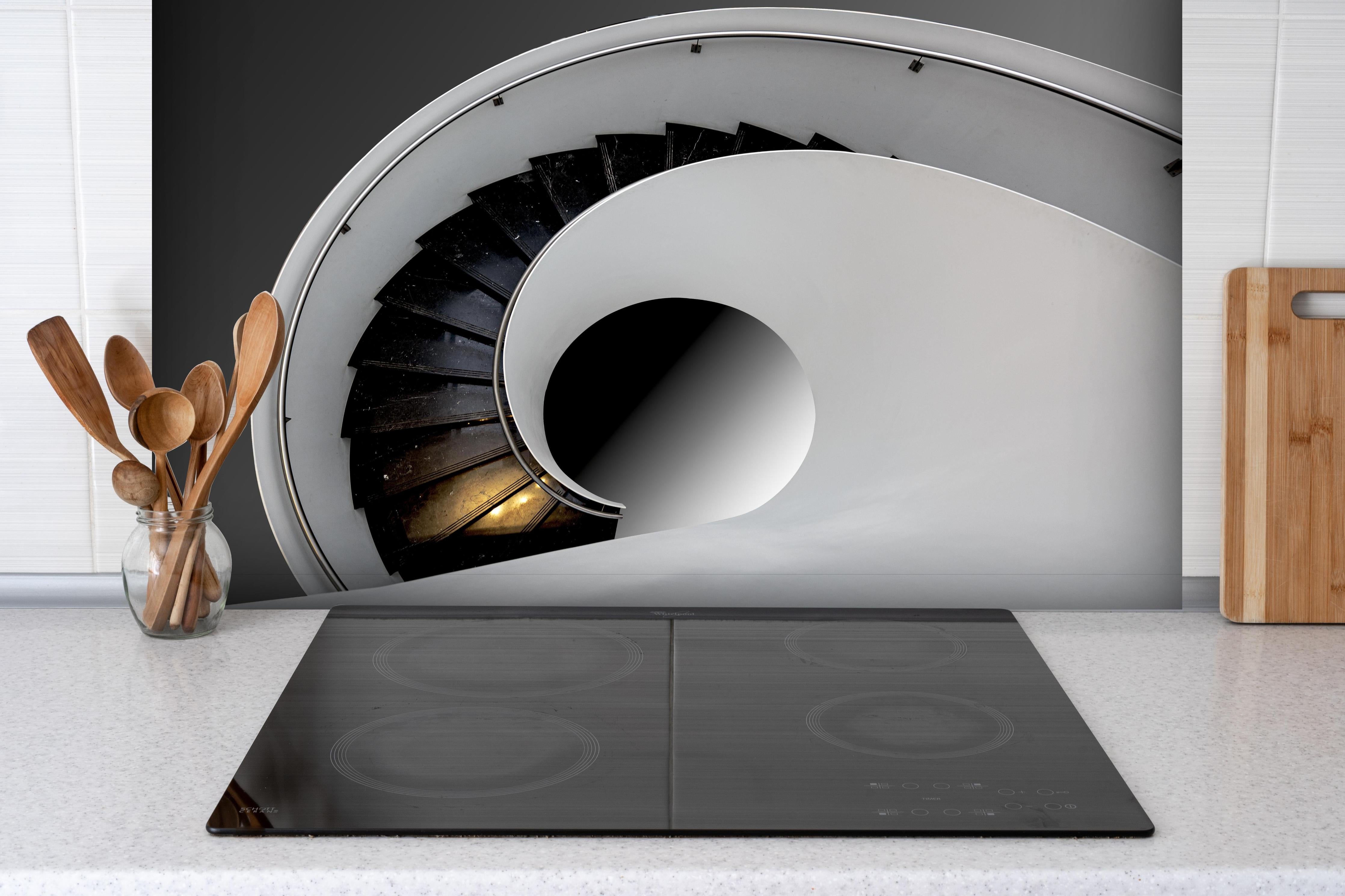 Spritzschutz - Moderne Treppen Architektur hinter einem Cerankochfeld zwischen Holz-Kochutensilien