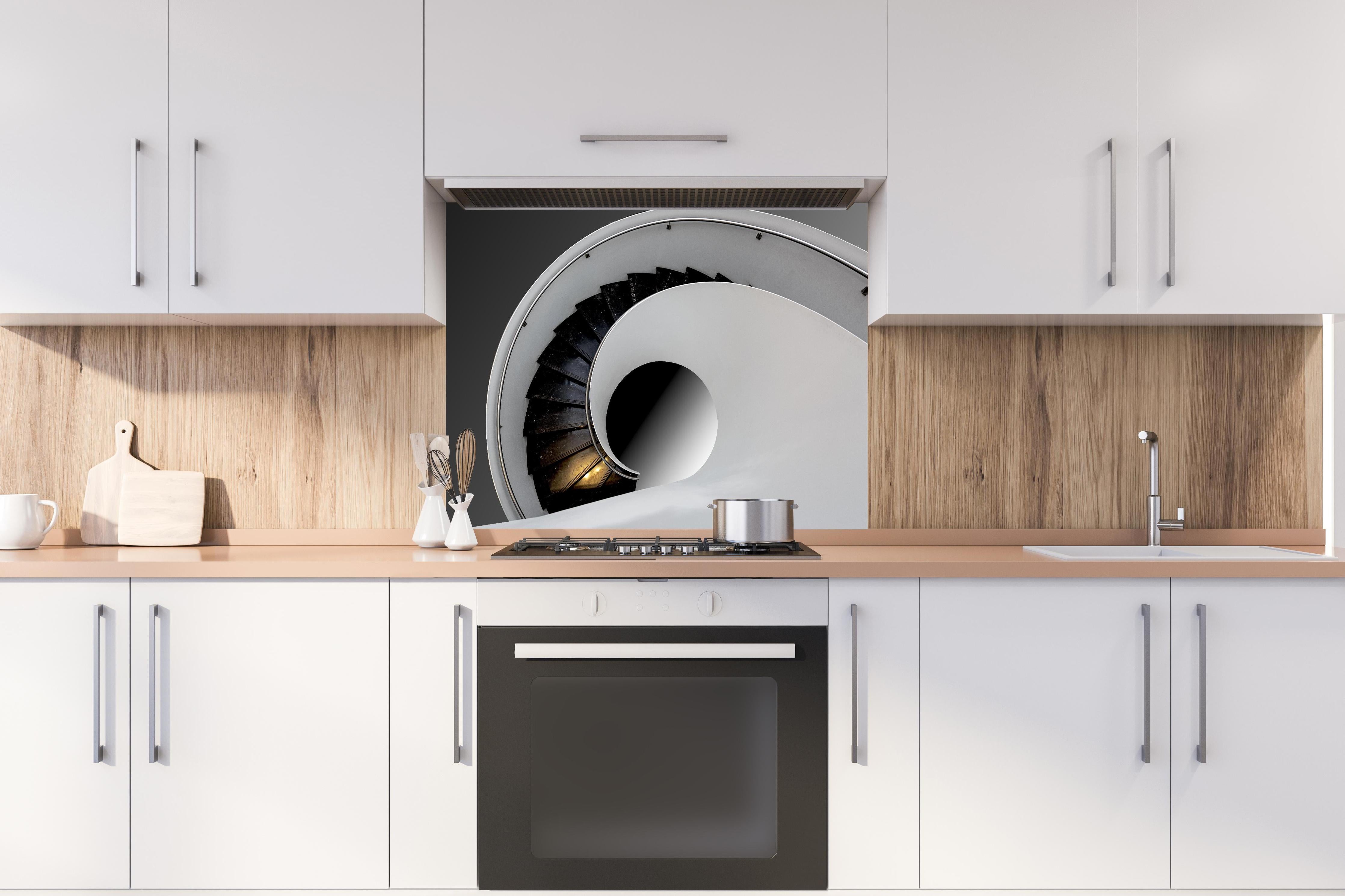 Spritzschutz - Moderne Treppen Architektur hinter einem Cerankochfeld zwischen Holz-Kochutensilien