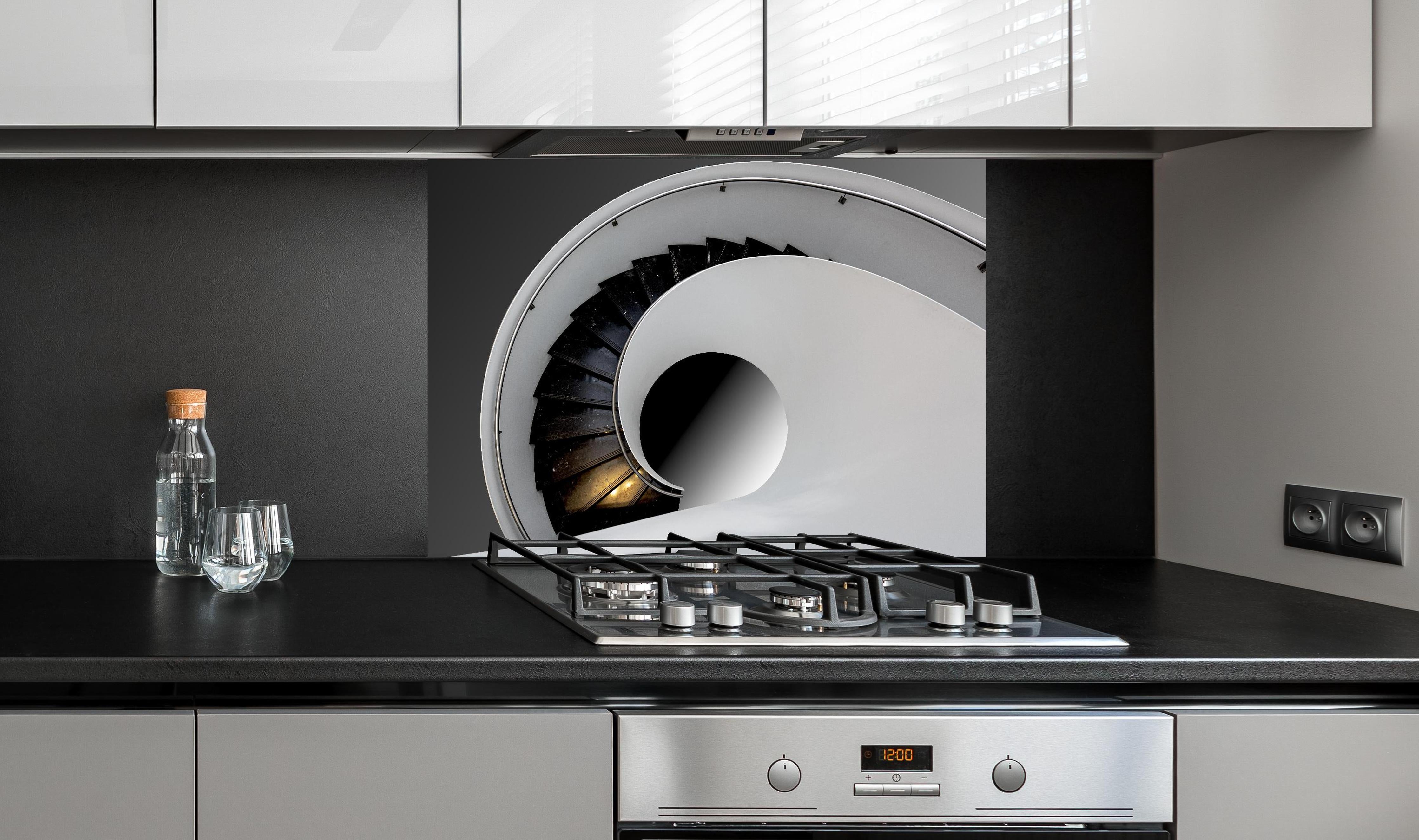 Spritzschutz - Moderne Treppen Architektur hinter einem Cerankochfeld zwischen Holz-Kochutensilien