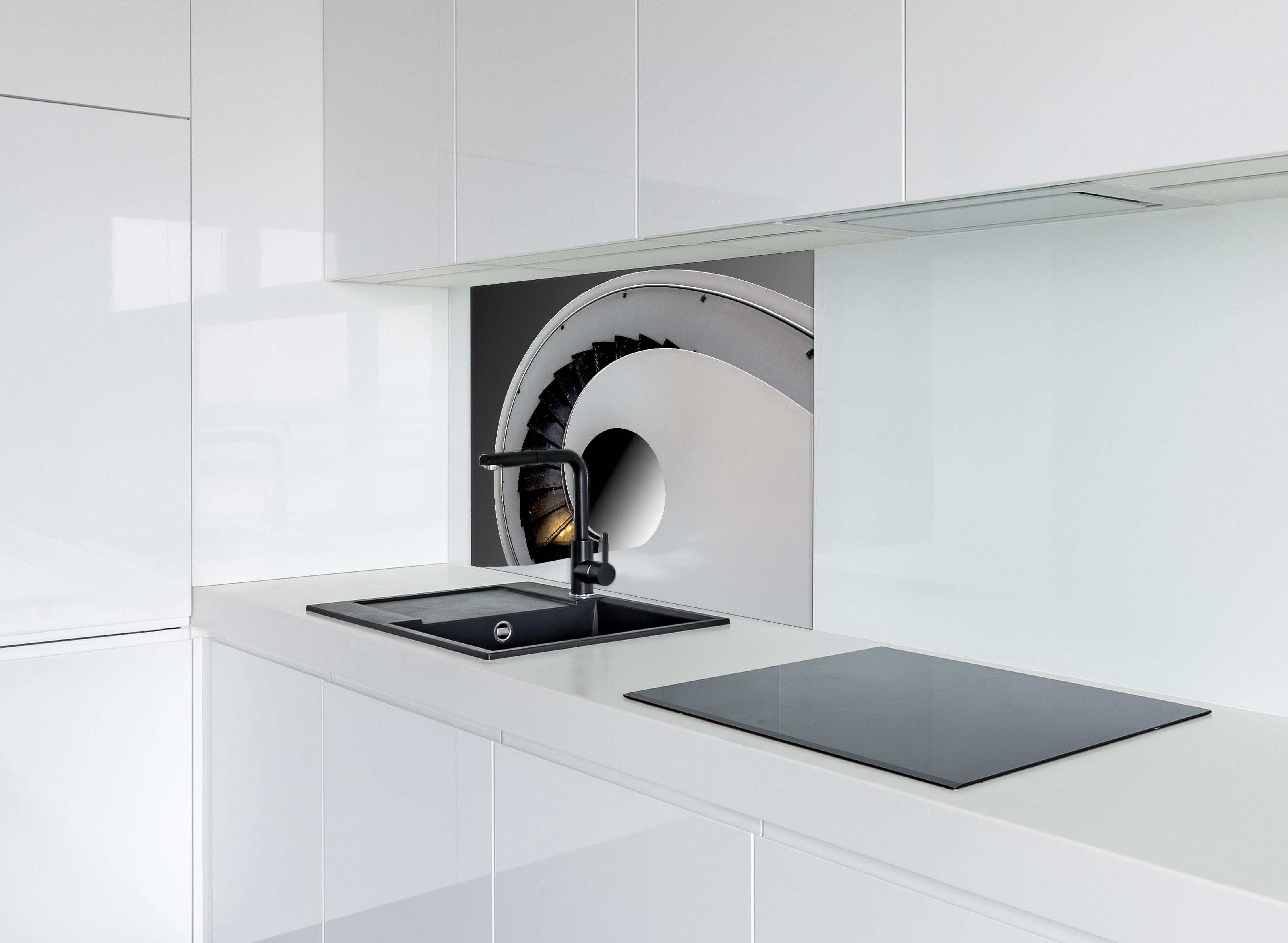 Spritzschutz - Moderne Treppen Architektur hinter einem Cerankochfeld zwischen Holz-Kochutensilien