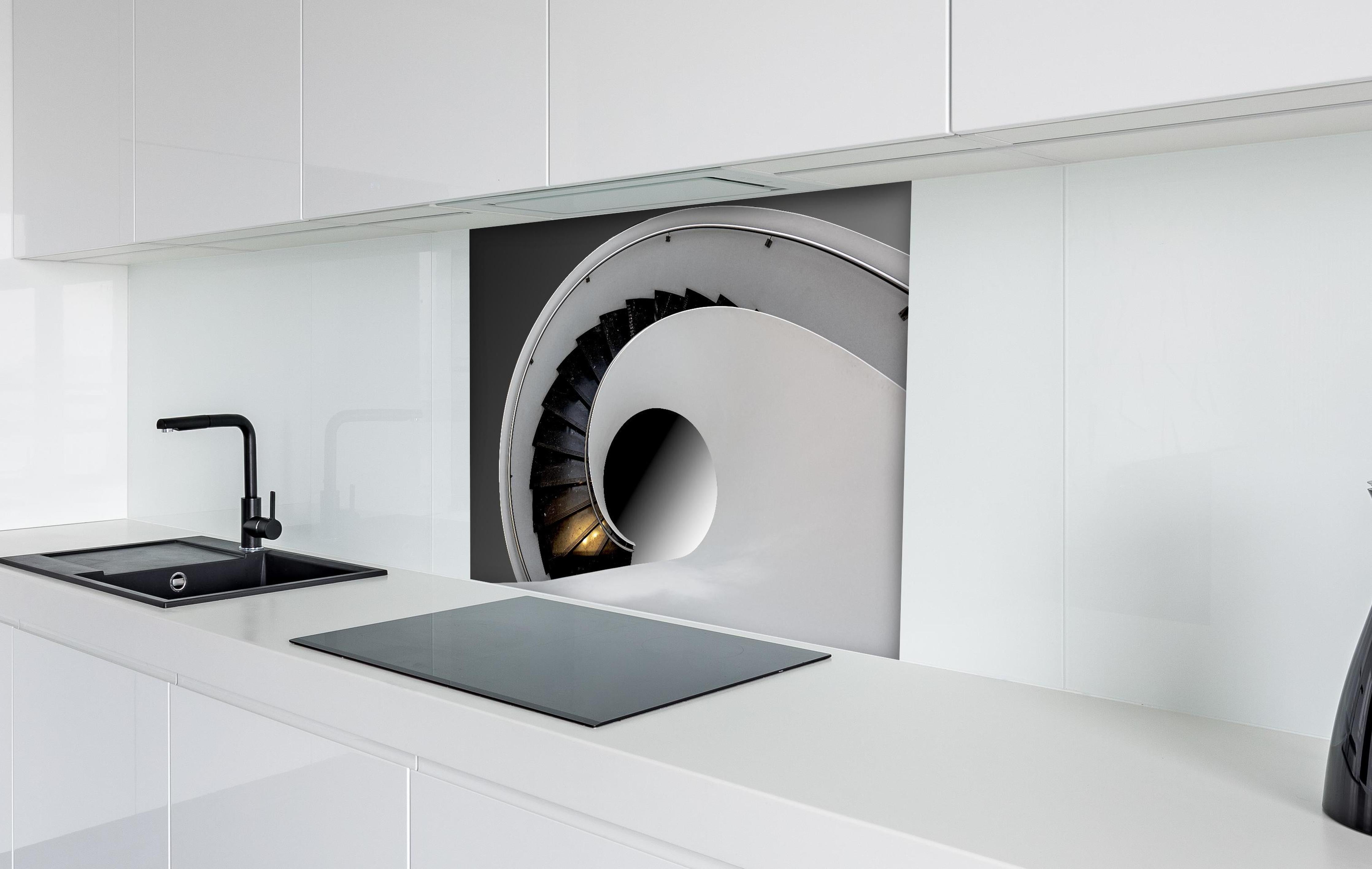 Spritzschutz - Moderne Treppen Architektur hinter einem Cerankochfeld zwischen Holz-Kochutensilien