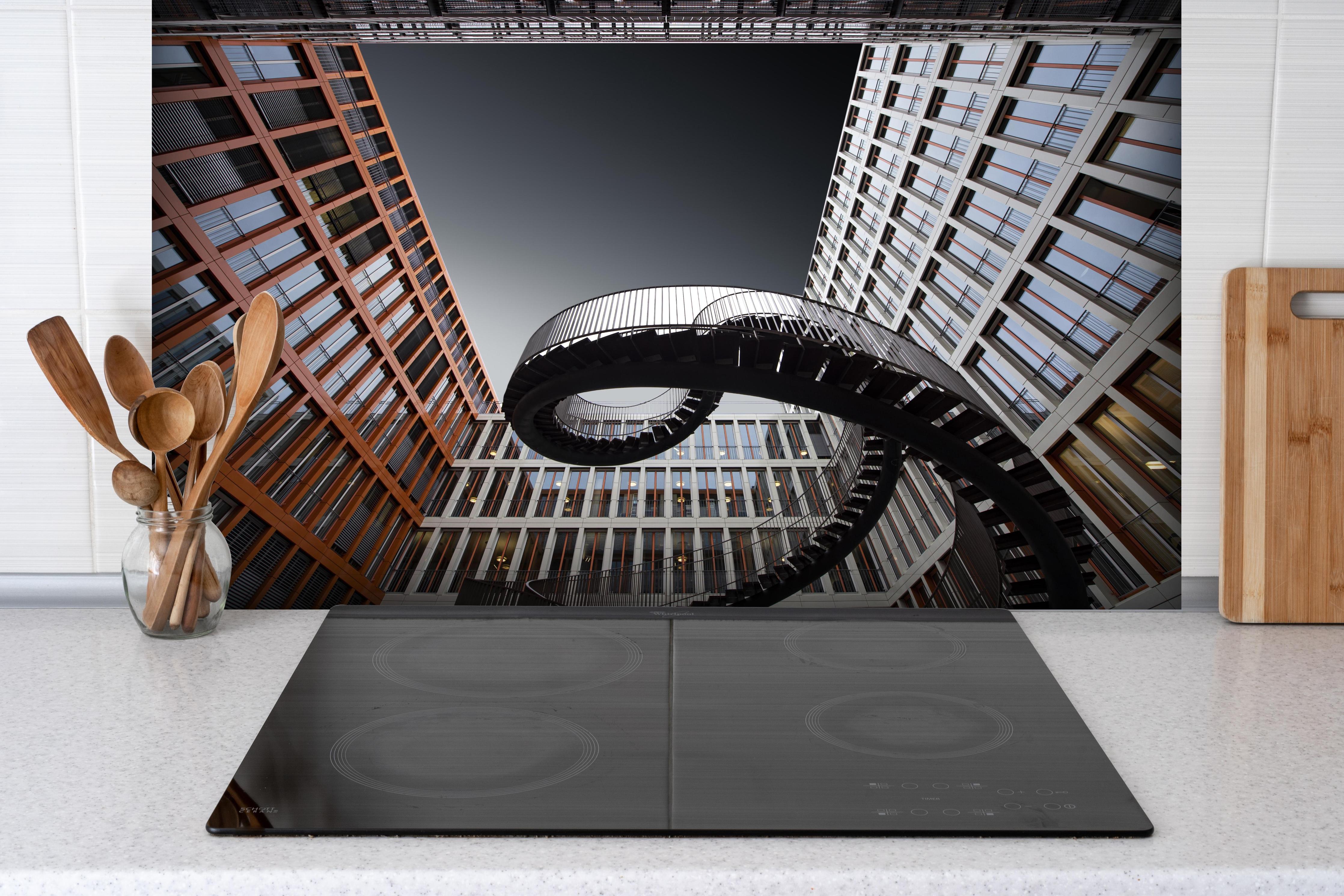 Spritzschutz - Moderne Treppen hinter einem Cerankochfeld zwischen Holz-Kochutensilien