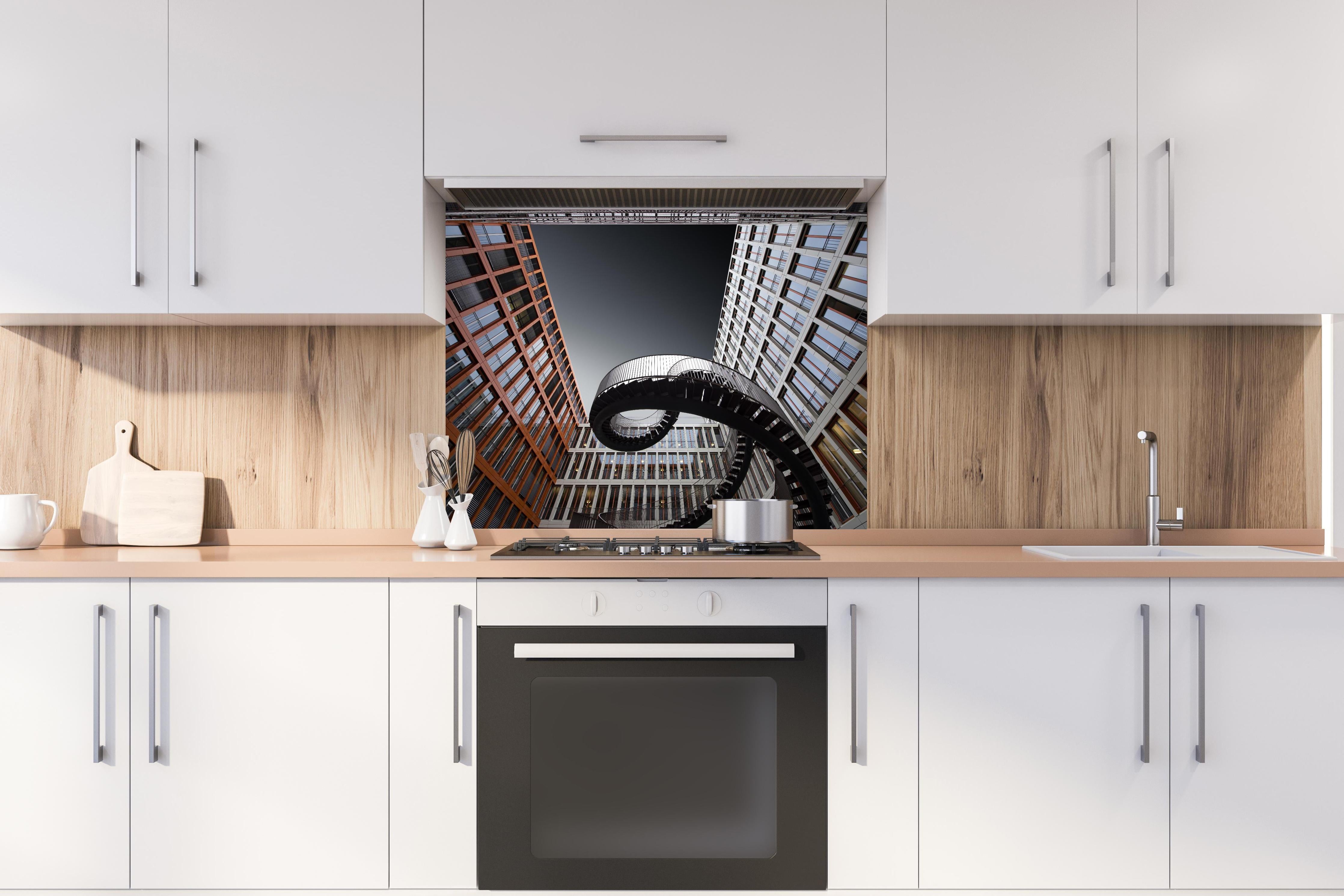 Spritzschutz - Moderne Treppen hinter einem Cerankochfeld zwischen Holz-Kochutensilien