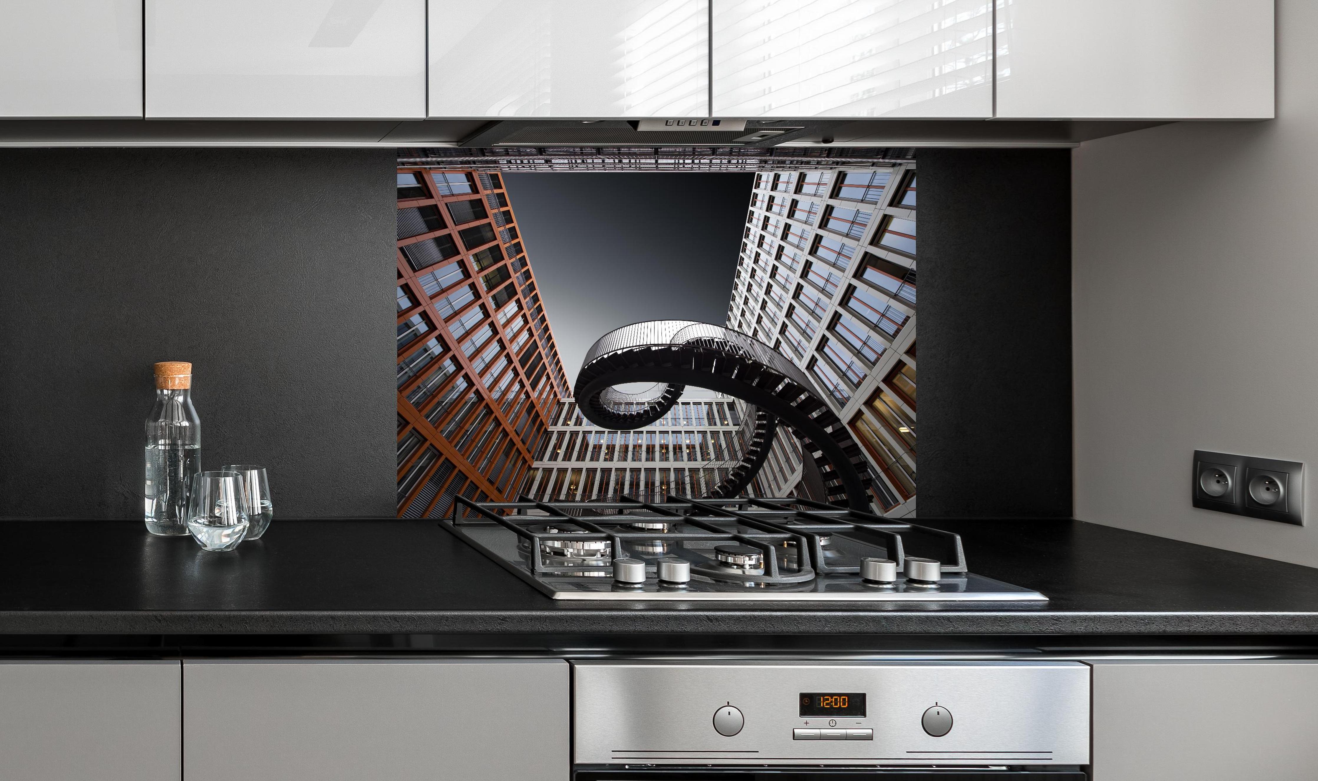 Spritzschutz - Moderne Treppen hinter einem Cerankochfeld zwischen Holz-Kochutensilien