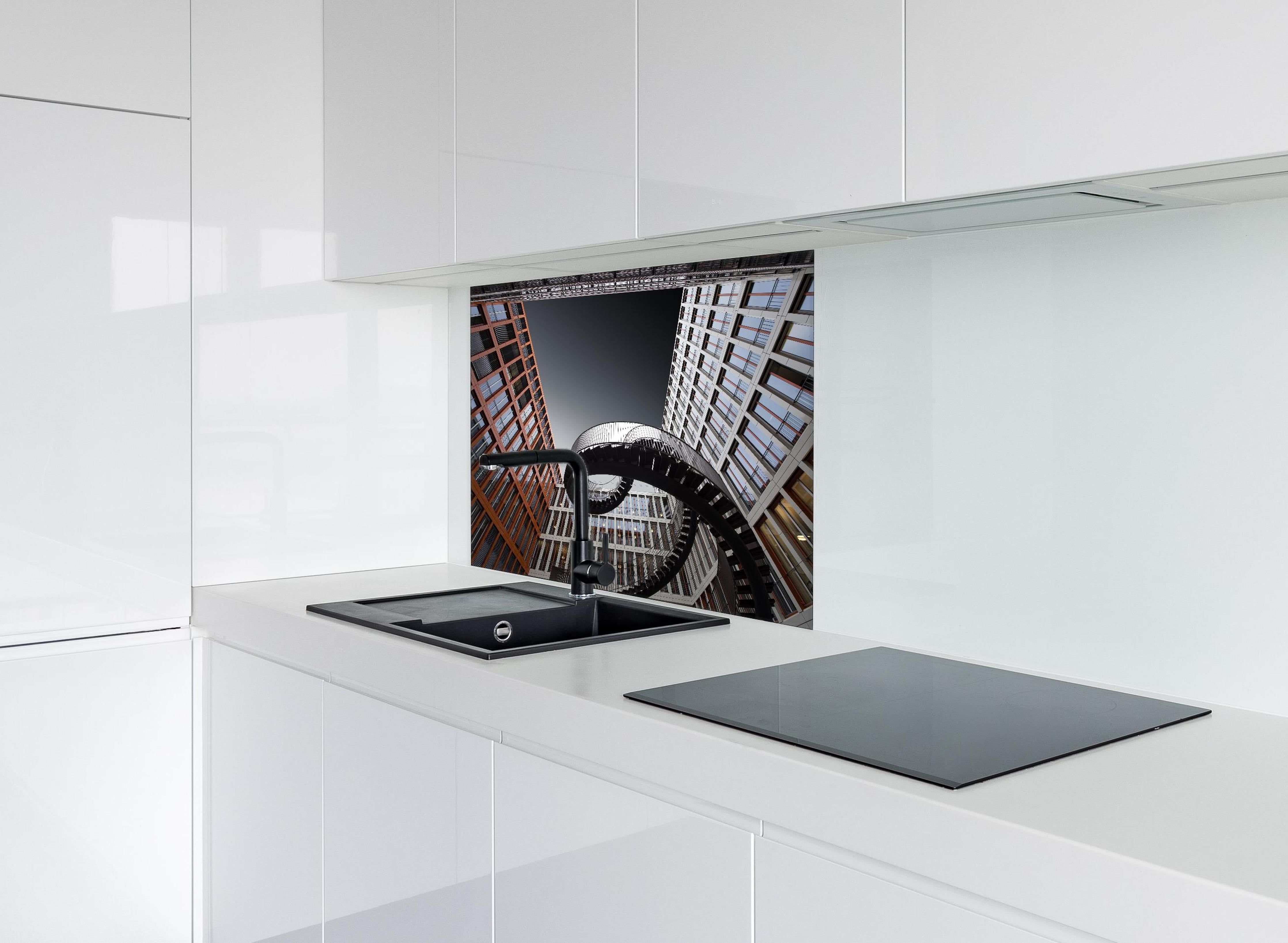 Spritzschutz - Moderne Treppen hinter einem Cerankochfeld zwischen Holz-Kochutensilien