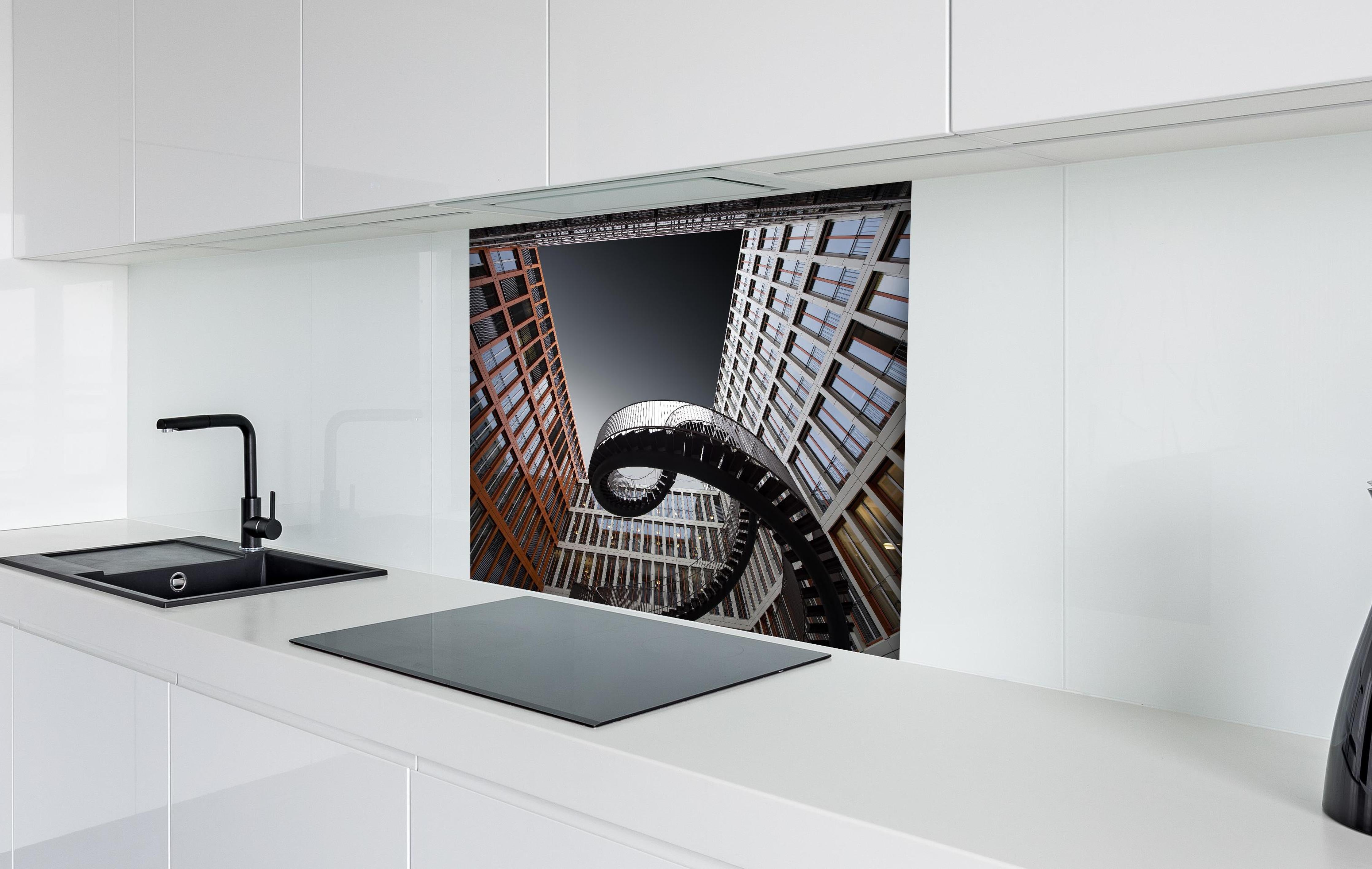 Spritzschutz - Moderne Treppen hinter einem Cerankochfeld zwischen Holz-Kochutensilien