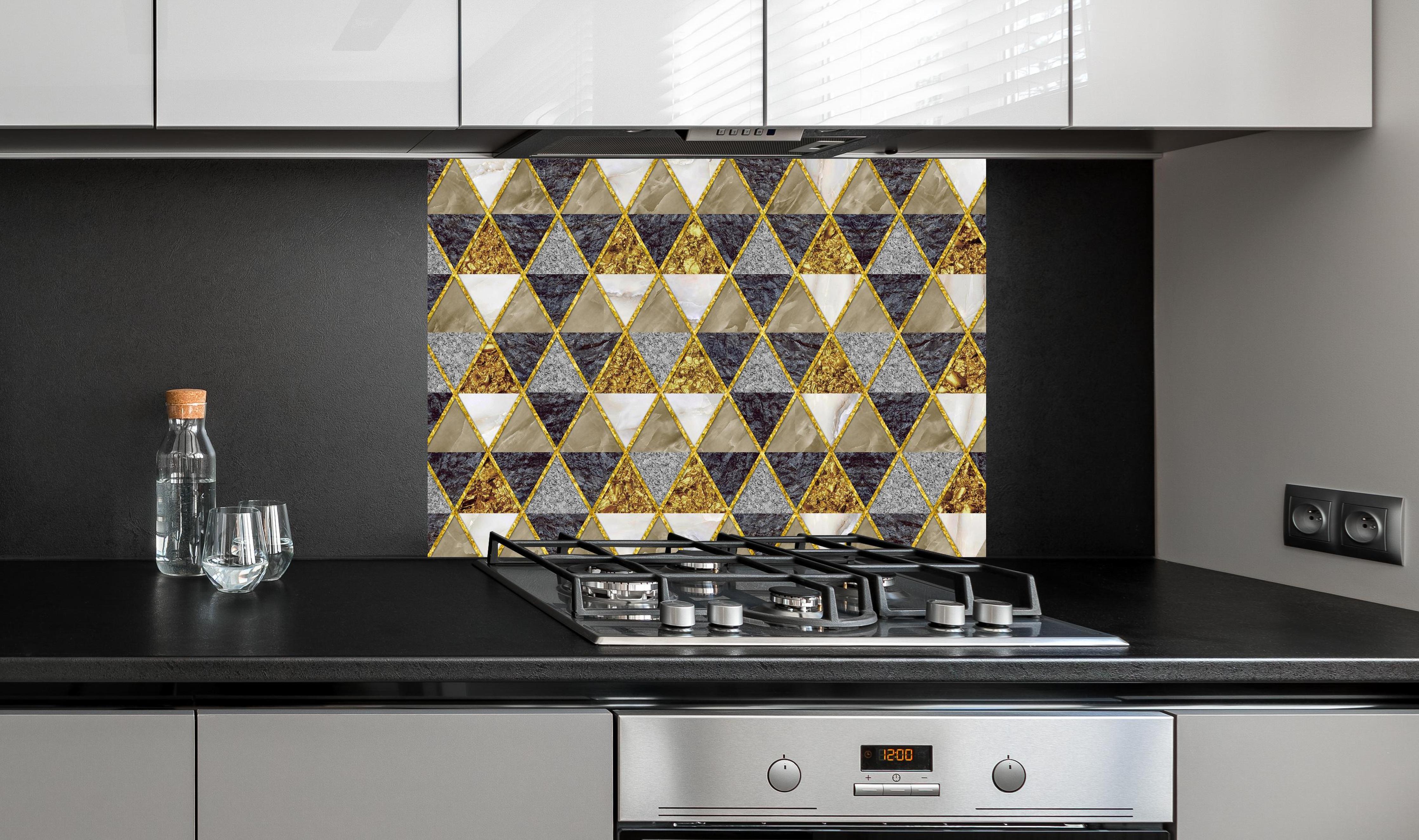 Spritzschutz - Moderne Wanddekoration - Mosaik hinter einem Cerankochfeld zwischen Holz-Kochutensilien