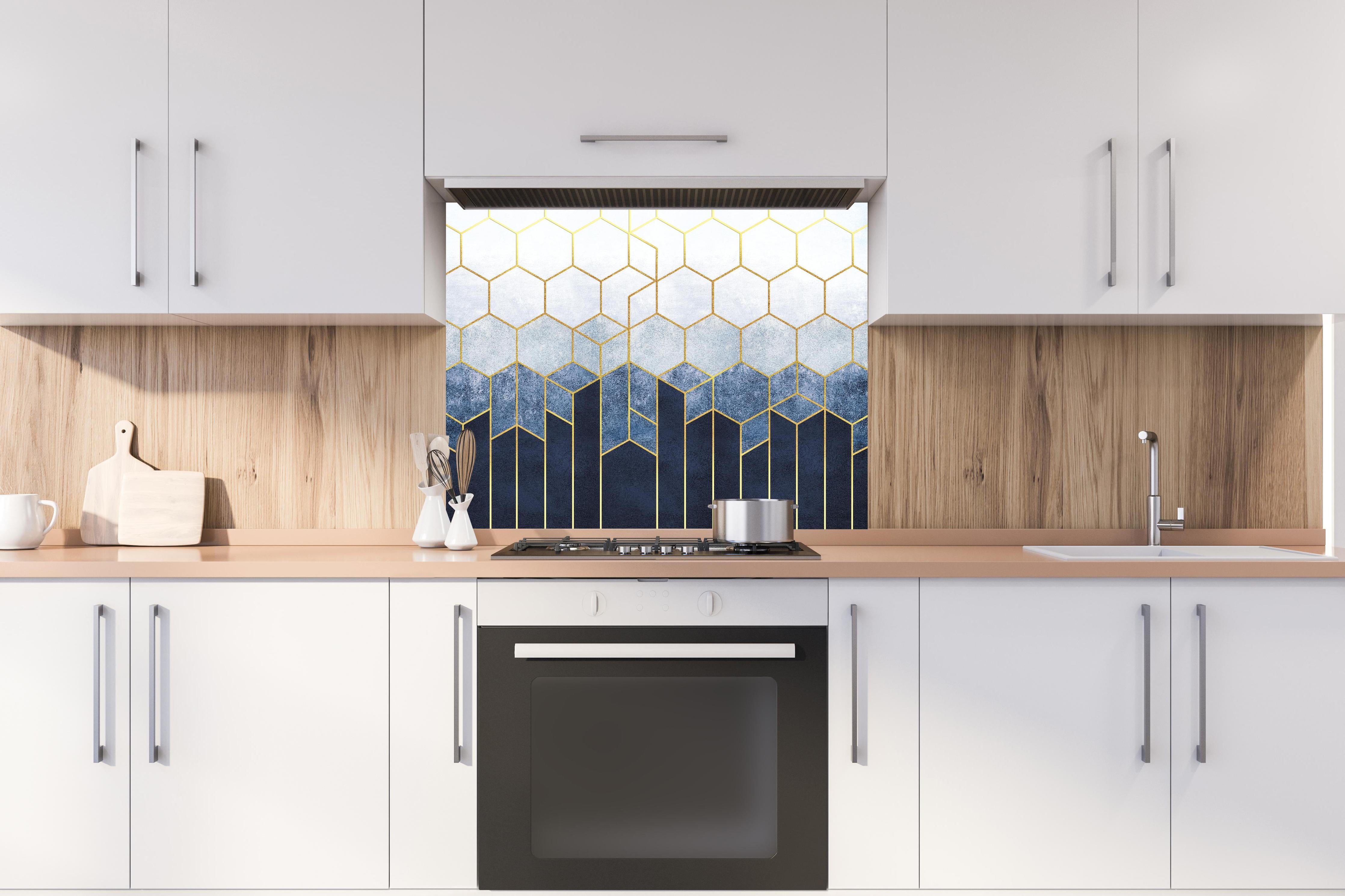 Spritzschutz - Moderne Wandstruktur hinter einem Cerankochfeld zwischen Holz-Kochutensilien