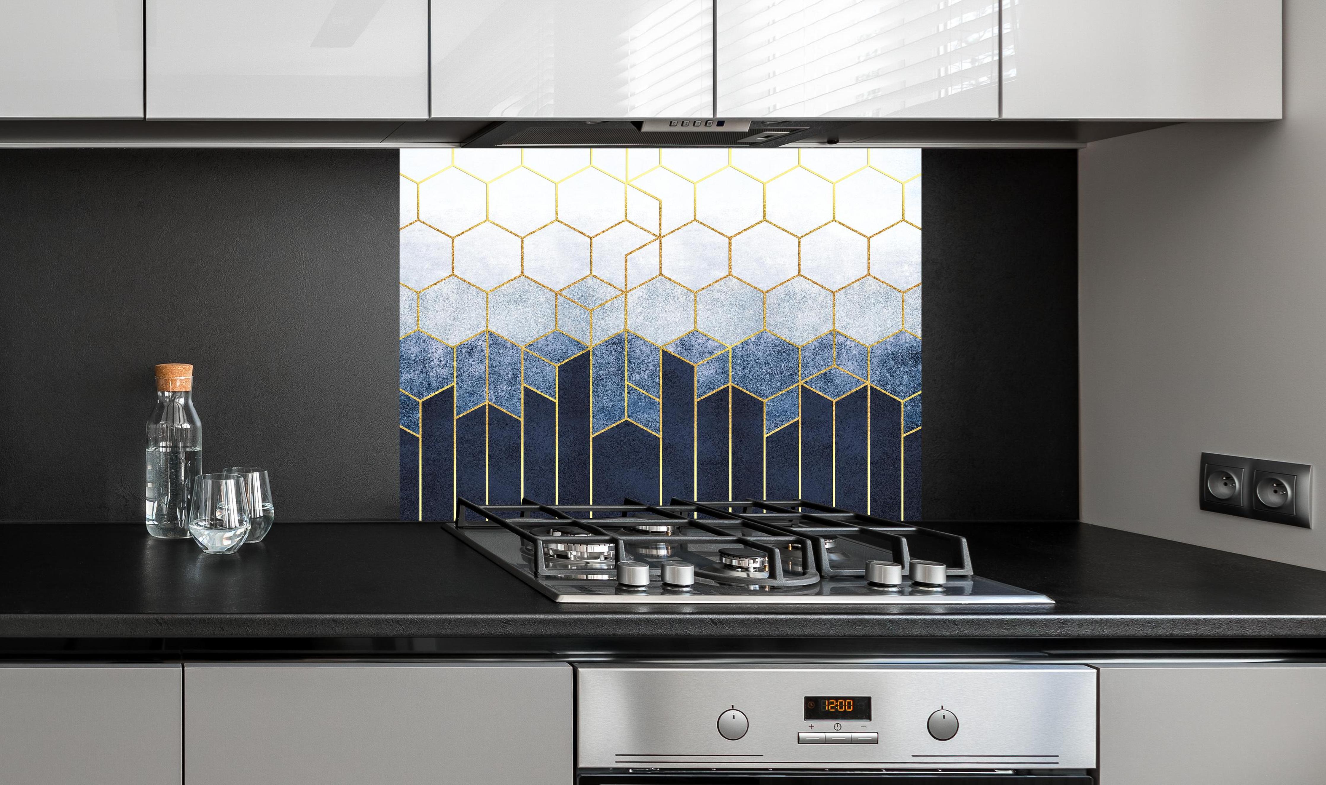 Spritzschutz - Moderne Wandstruktur hinter einem Cerankochfeld zwischen Holz-Kochutensilien