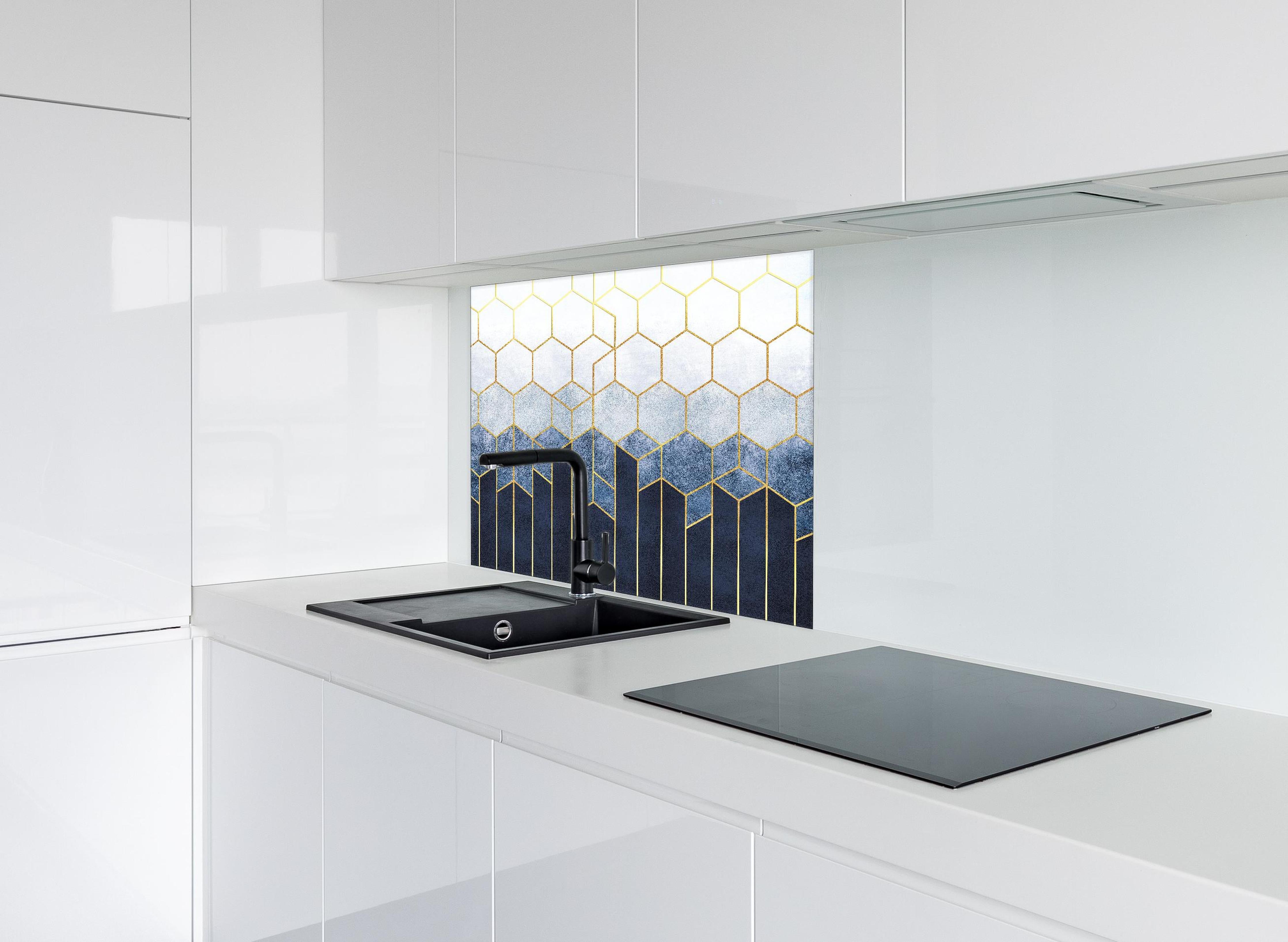 Spritzschutz - Moderne Wandstruktur hinter einem Cerankochfeld zwischen Holz-Kochutensilien