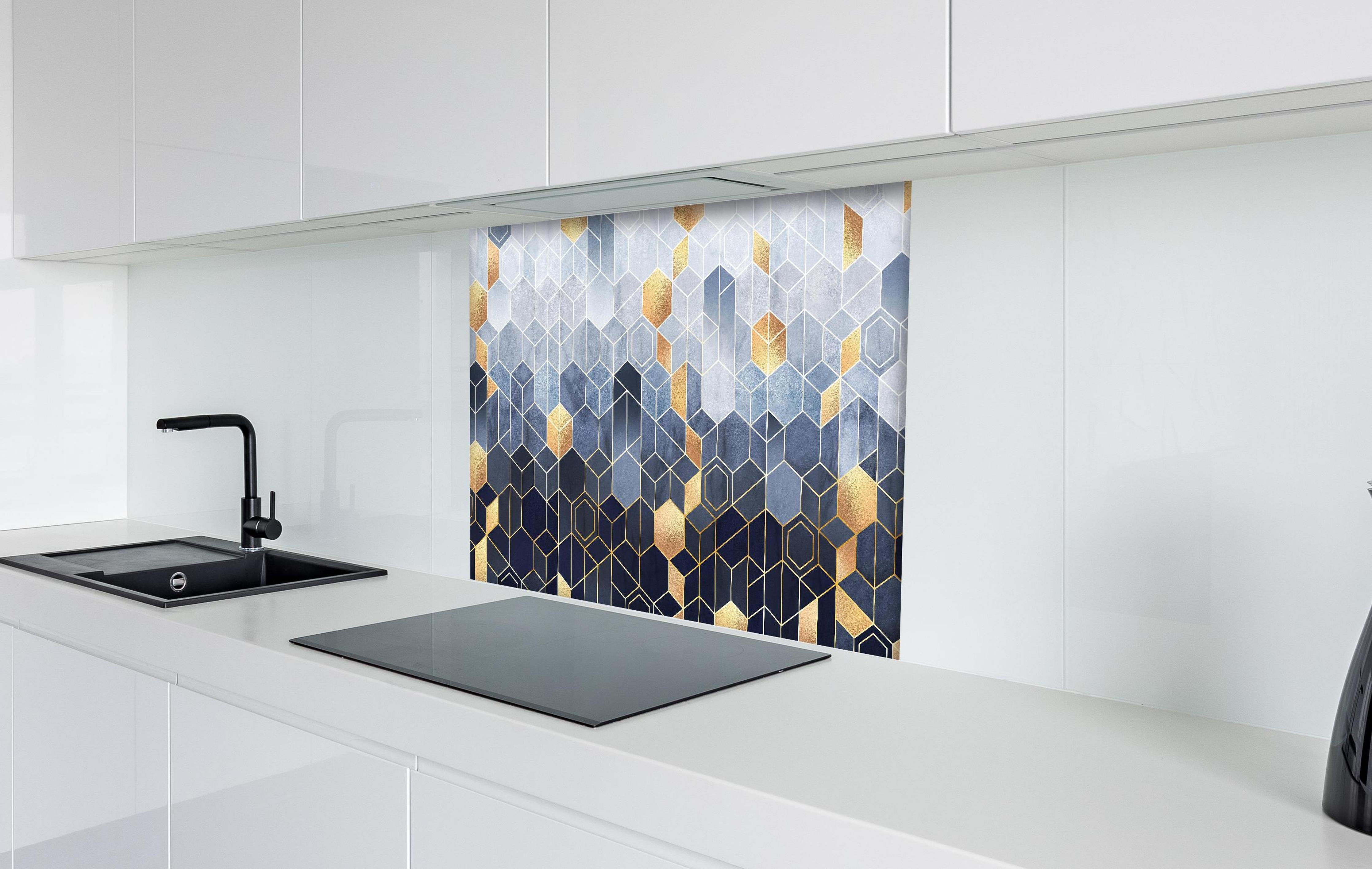 Spritzschutz - Moderne Wandstruktur hinter einem Cerankochfeld zwischen Holz-Kochutensilien