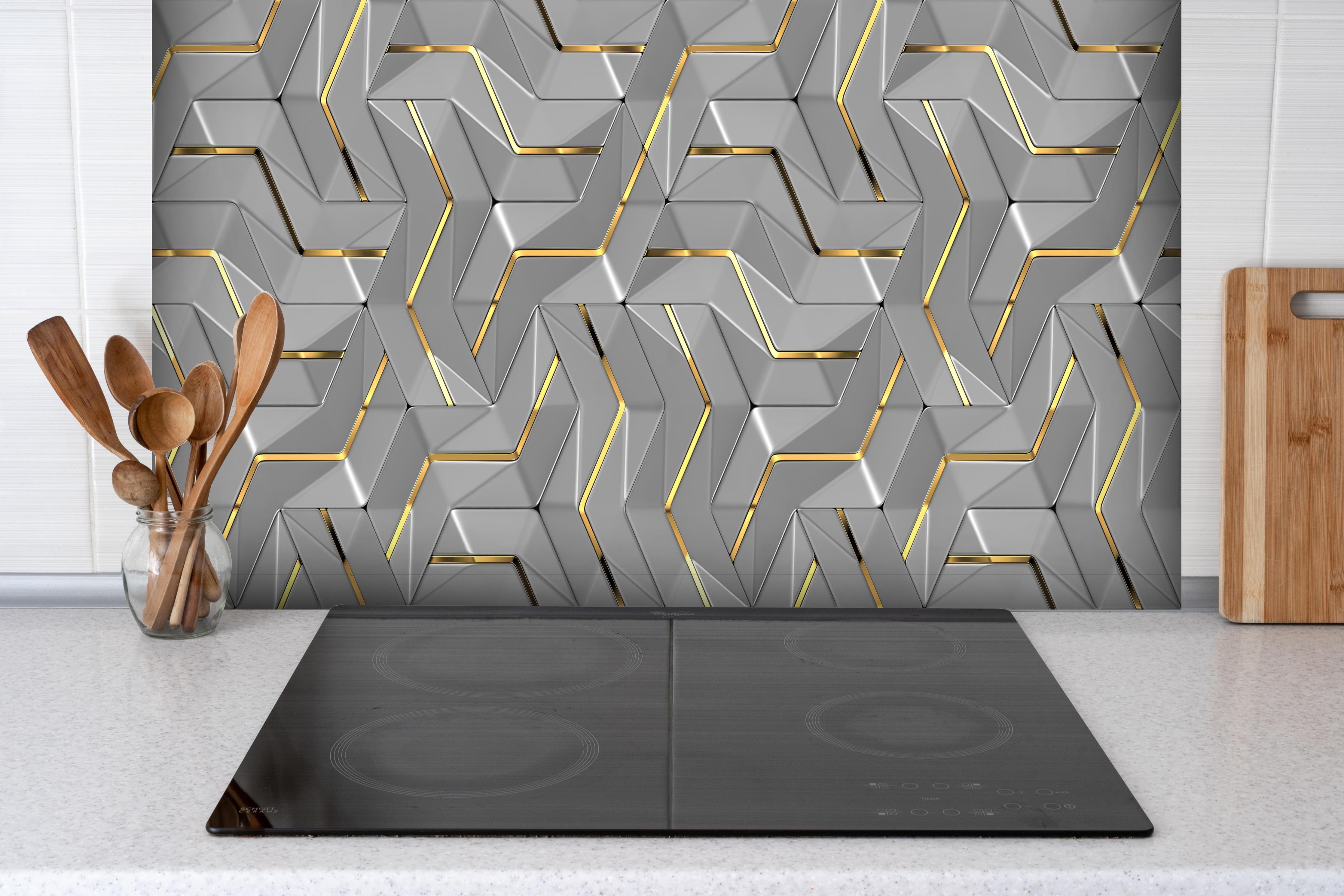 Spritzschutz - Moderne Wandtextur - Gold Akzente hinter einem Cerankochfeld zwischen Holz-Kochutensilien