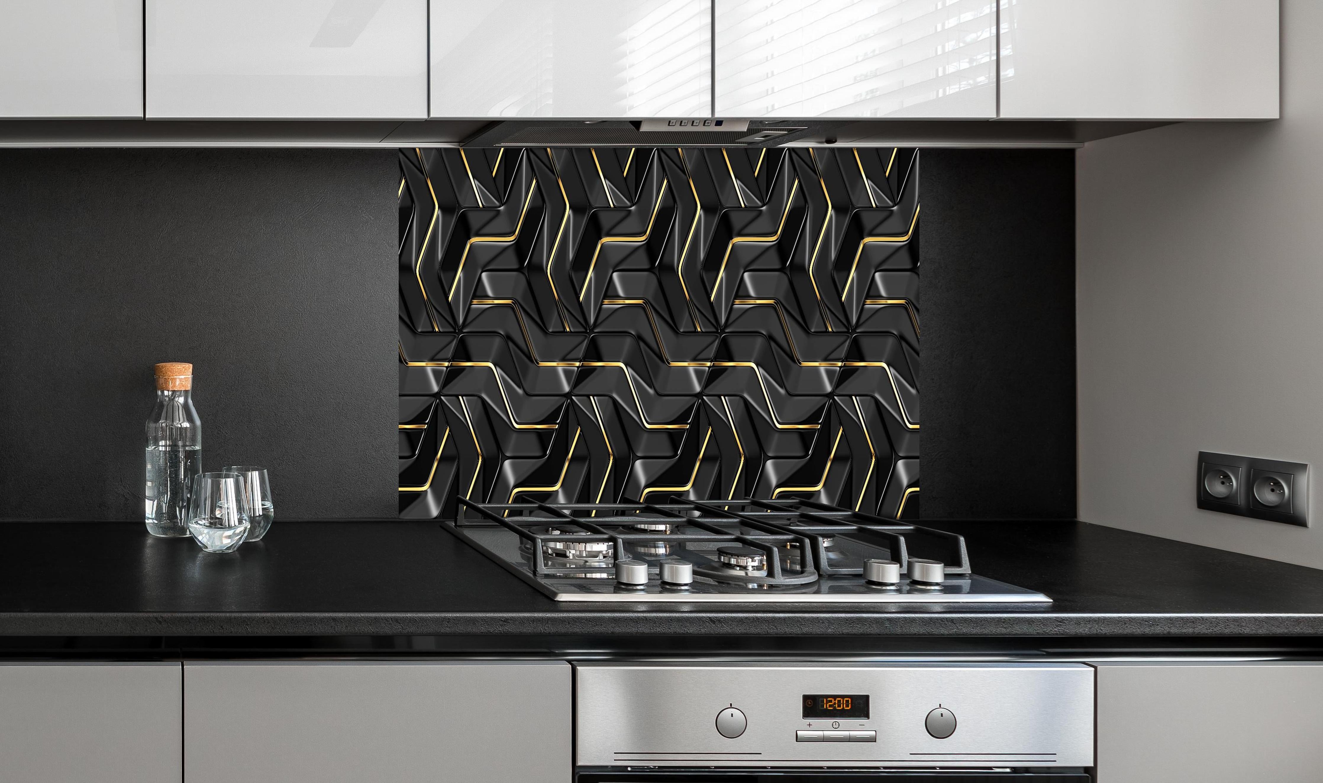 Spritzschutz - Moderne Wandtextur - schwarz-gold hinter einem Cerankochfeld zwischen Holz-Kochutensilien