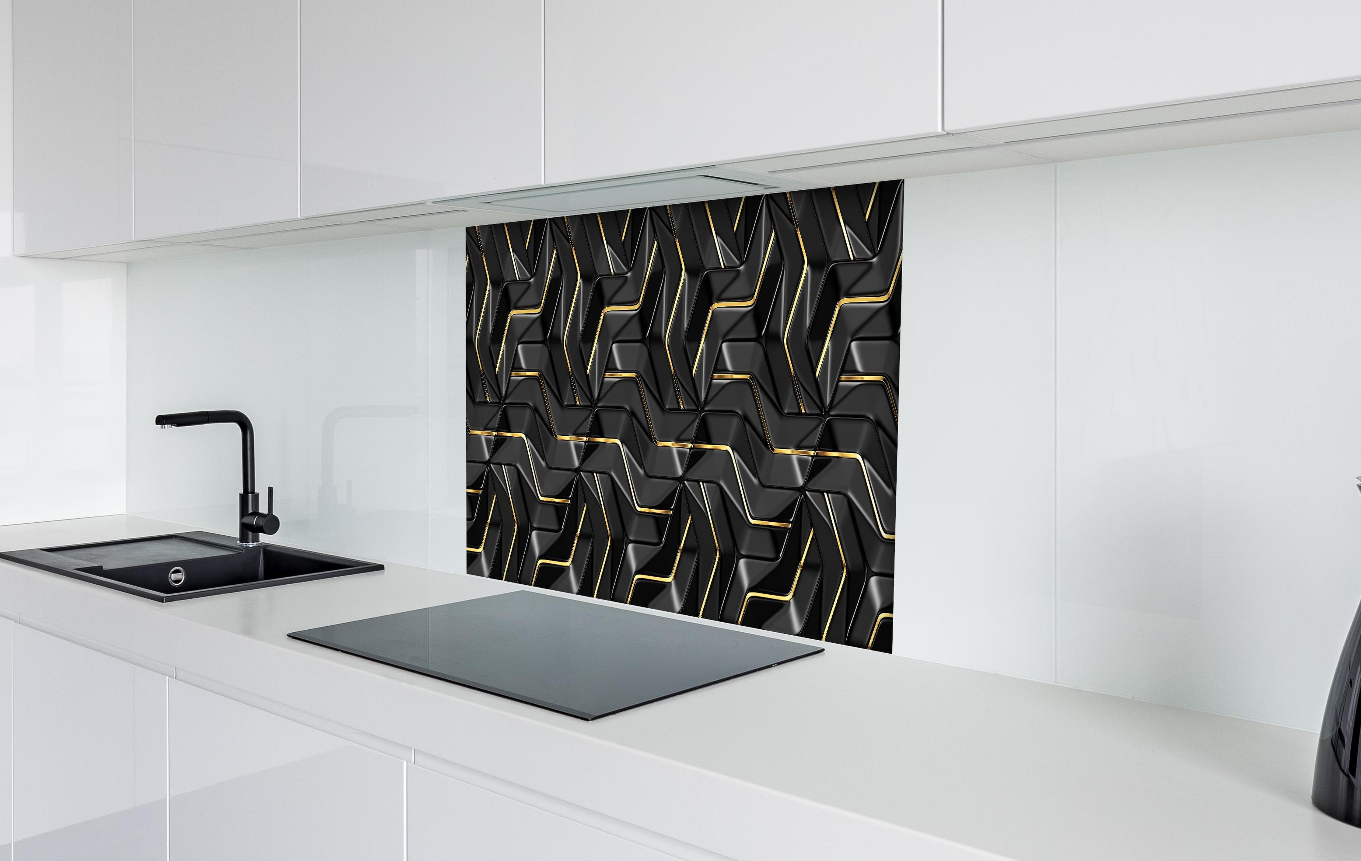 Spritzschutz - Moderne Wandtextur - schwarz-gold hinter einem Cerankochfeld zwischen Holz-Kochutensilien