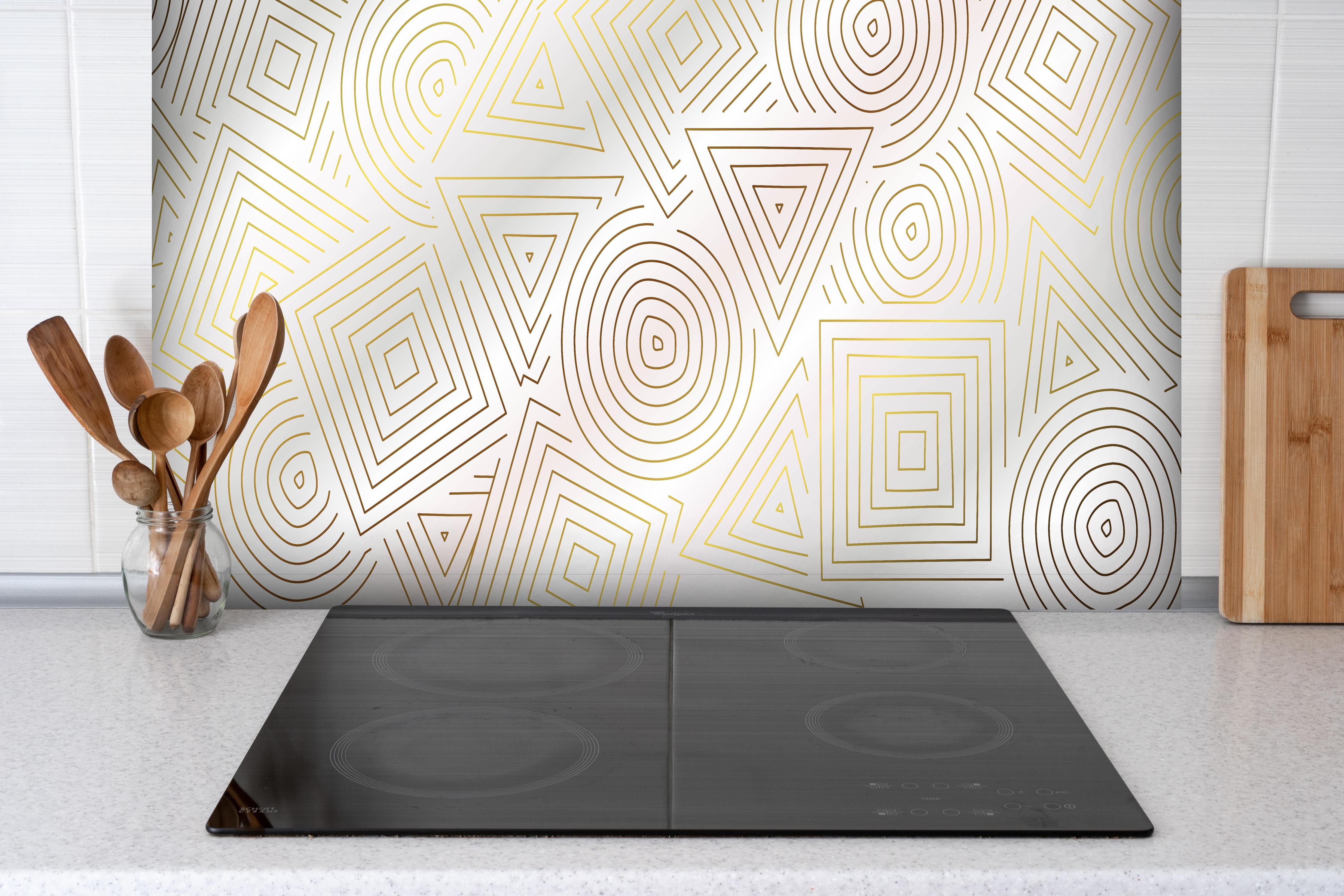 Spritzschutz - Moderne Weiß-Goldene Geometrie Textur hinter einem Cerankochfeld zwischen Holz-Kochutensilien