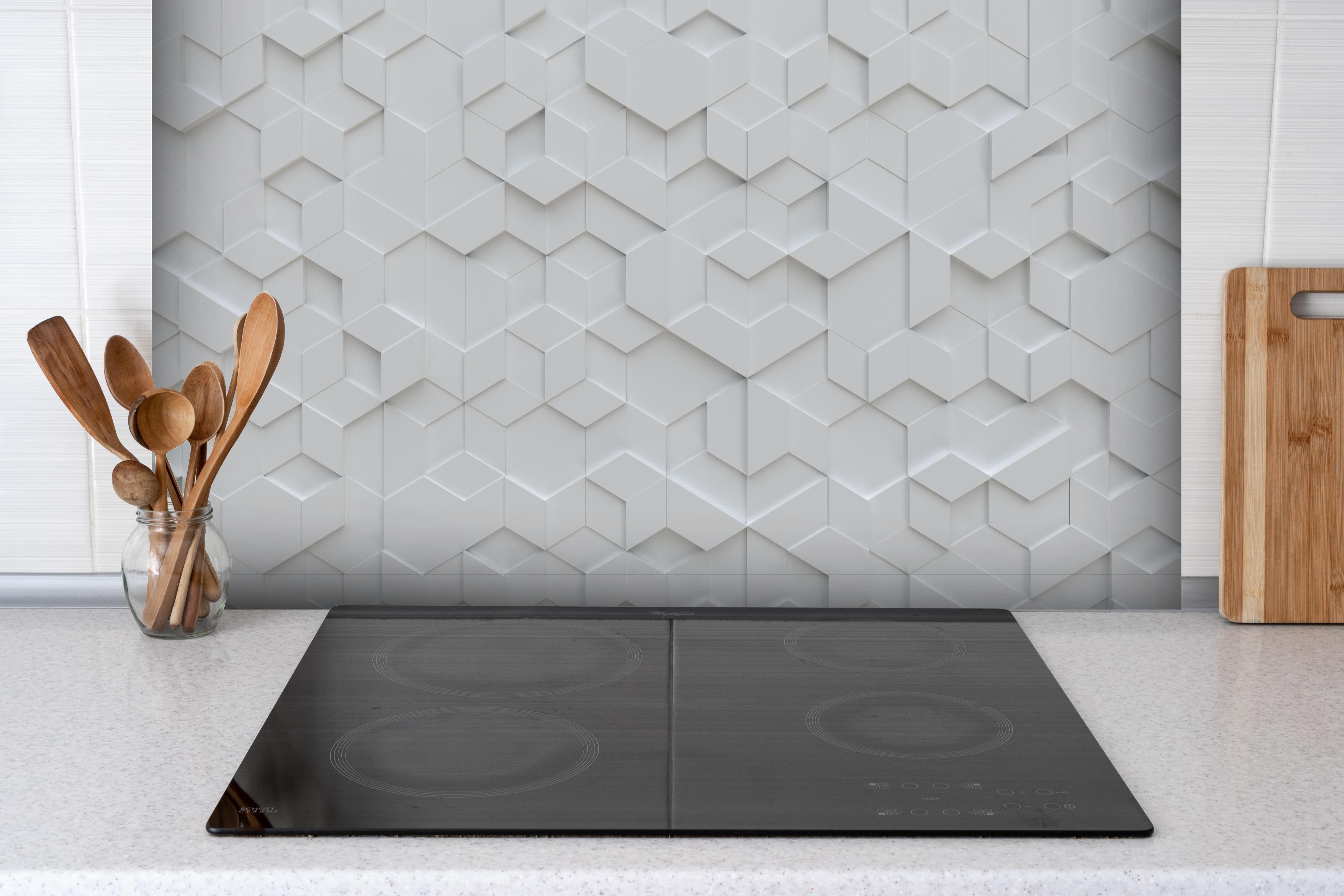 Spritzschutz - Moderne Weiß-Graue Geometrische Wand hinter einem Cerankochfeld zwischen Holz-Kochutensilien