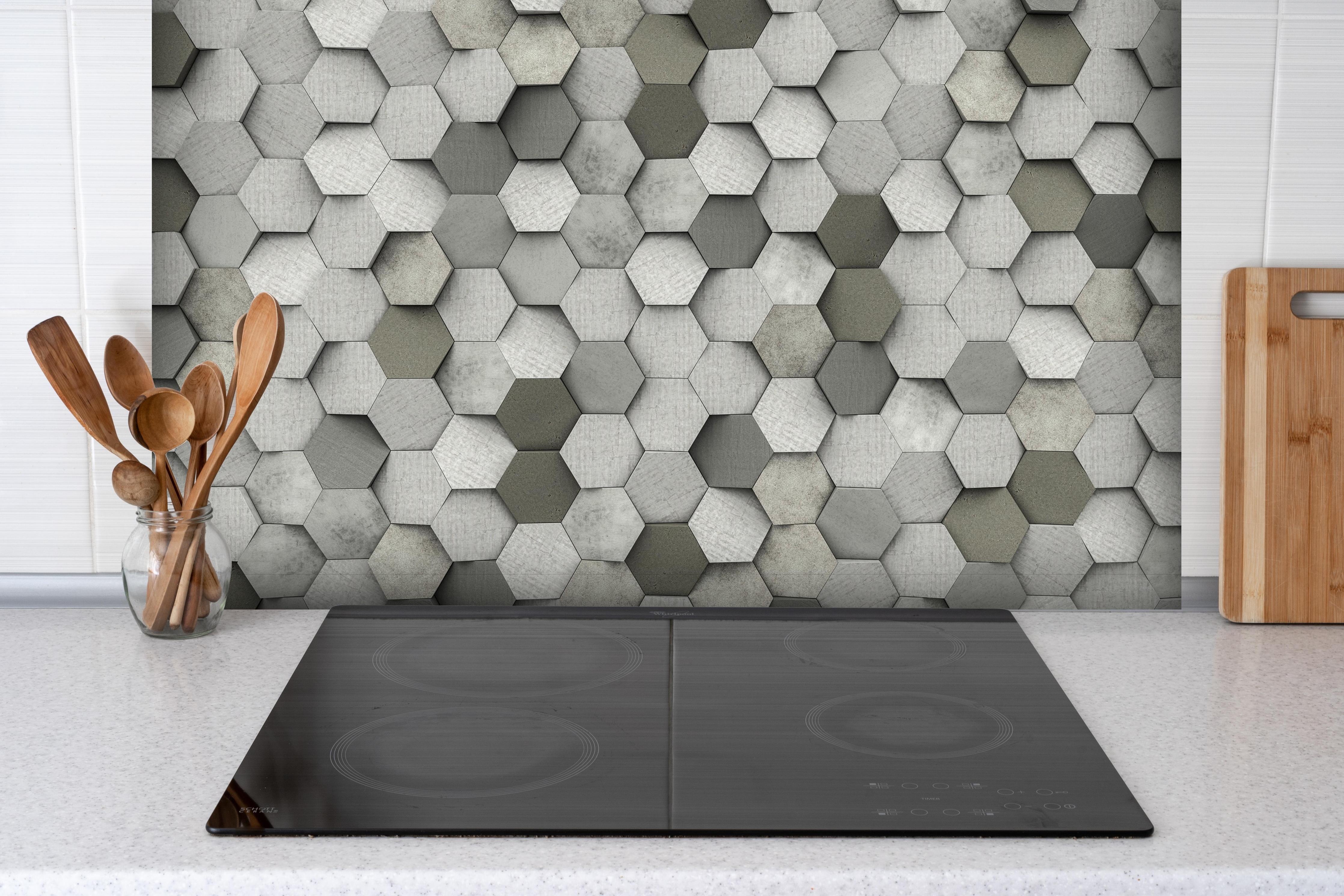 Spritzschutz - Moderne Weiß-Graue Hexagon Wandstruktur hinter einem Cerankochfeld zwischen Holz-Kochutensilien