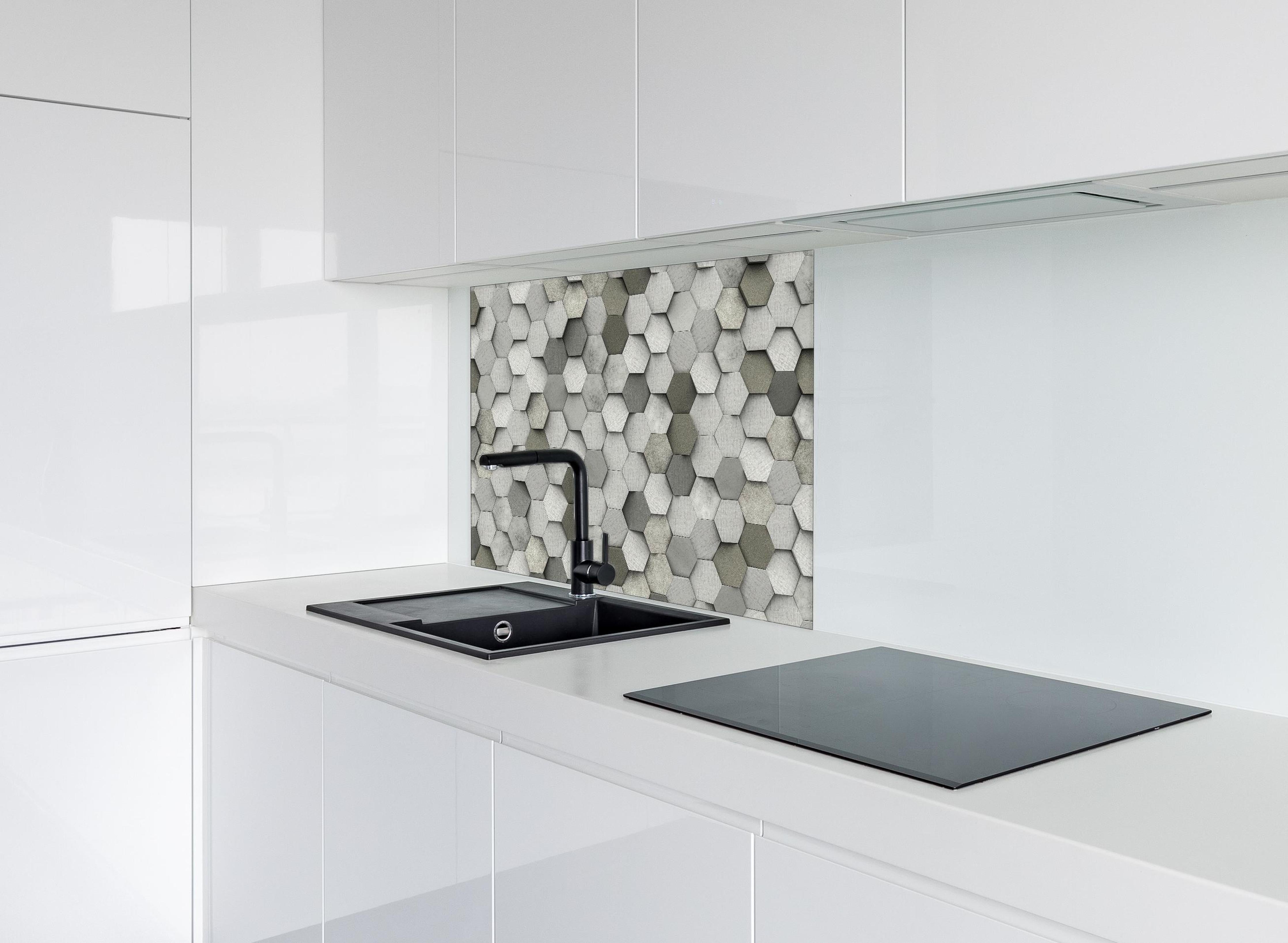 Spritzschutz - Moderne Weiß-Graue Hexagon Wandstruktur hinter einem Cerankochfeld zwischen Holz-Kochutensilien